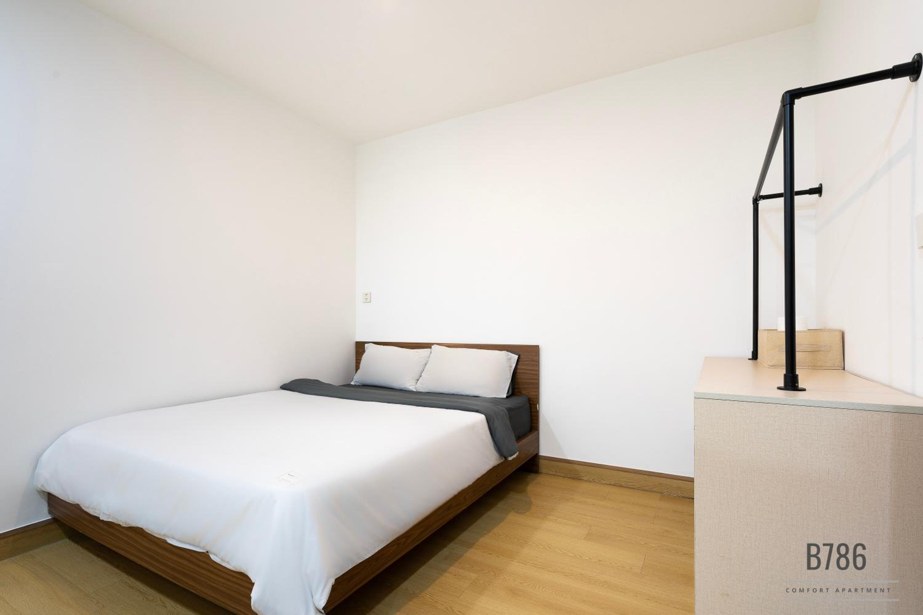 B786 Airport Homestay