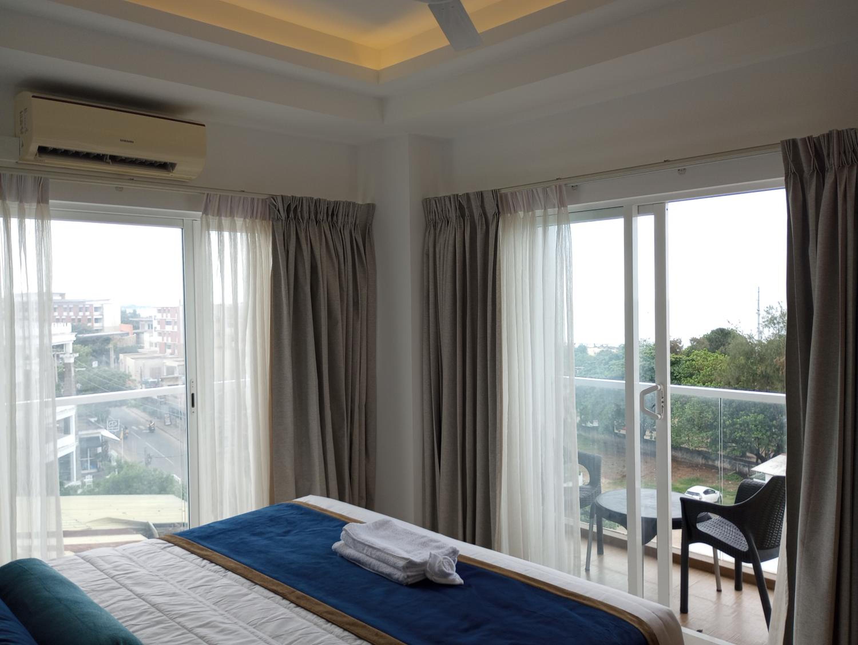 OCEAN BREEZE - WAVES LUXURY CONDO view 4