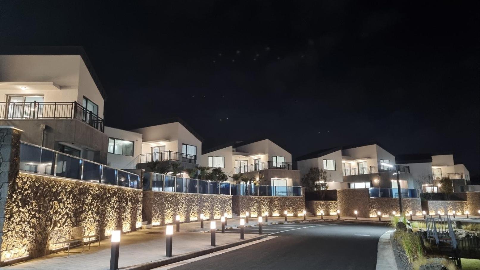 Hotel Ddosi Aewol Pool Villa - Image 1