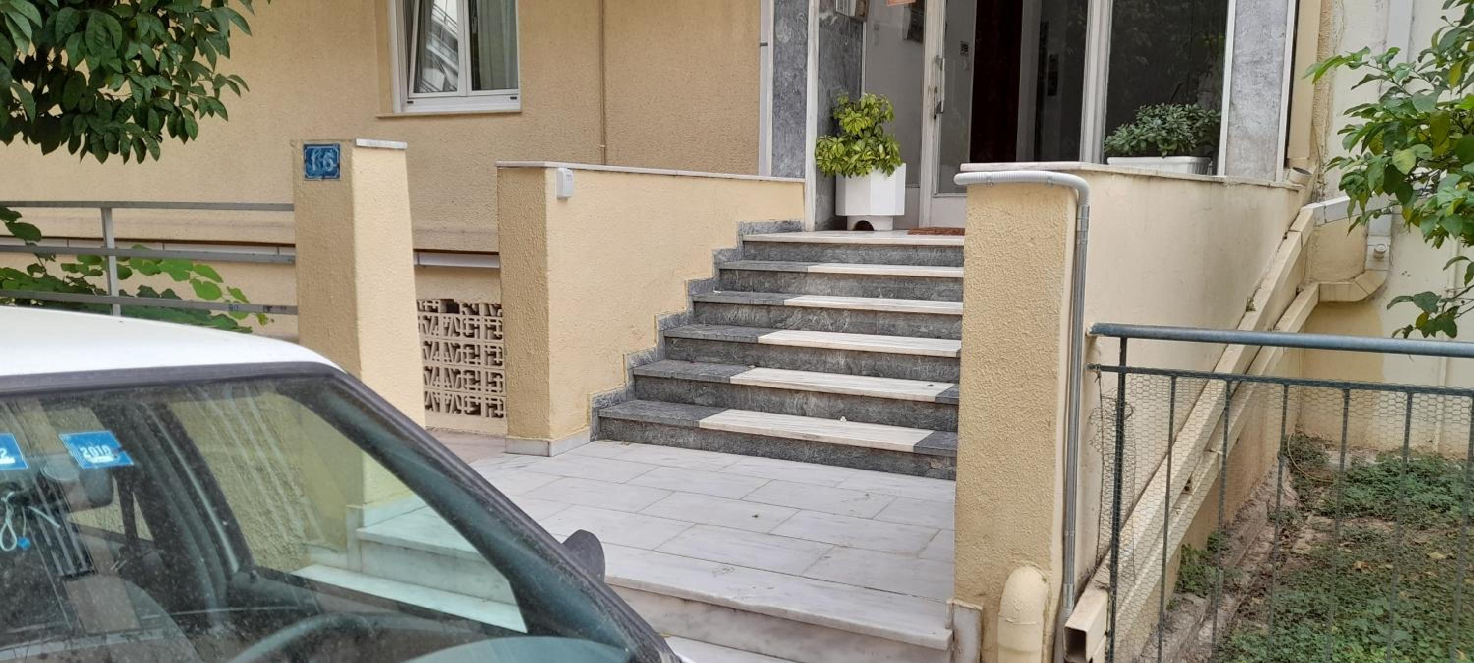 Apartment with a green balcony in Athens