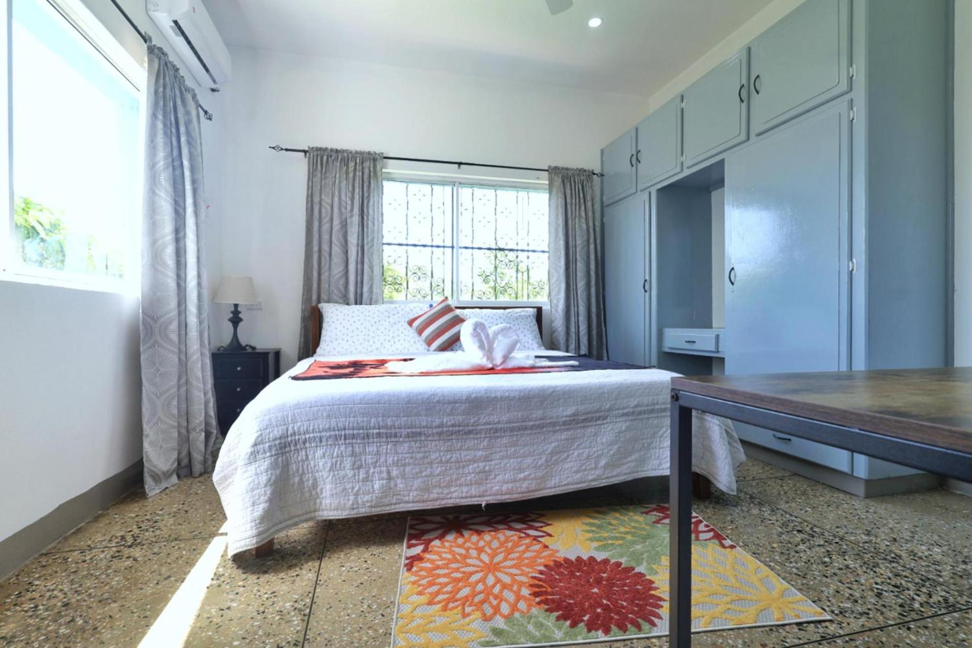 3 Bed Apartment - Garden Patio Bbq Parking view 2