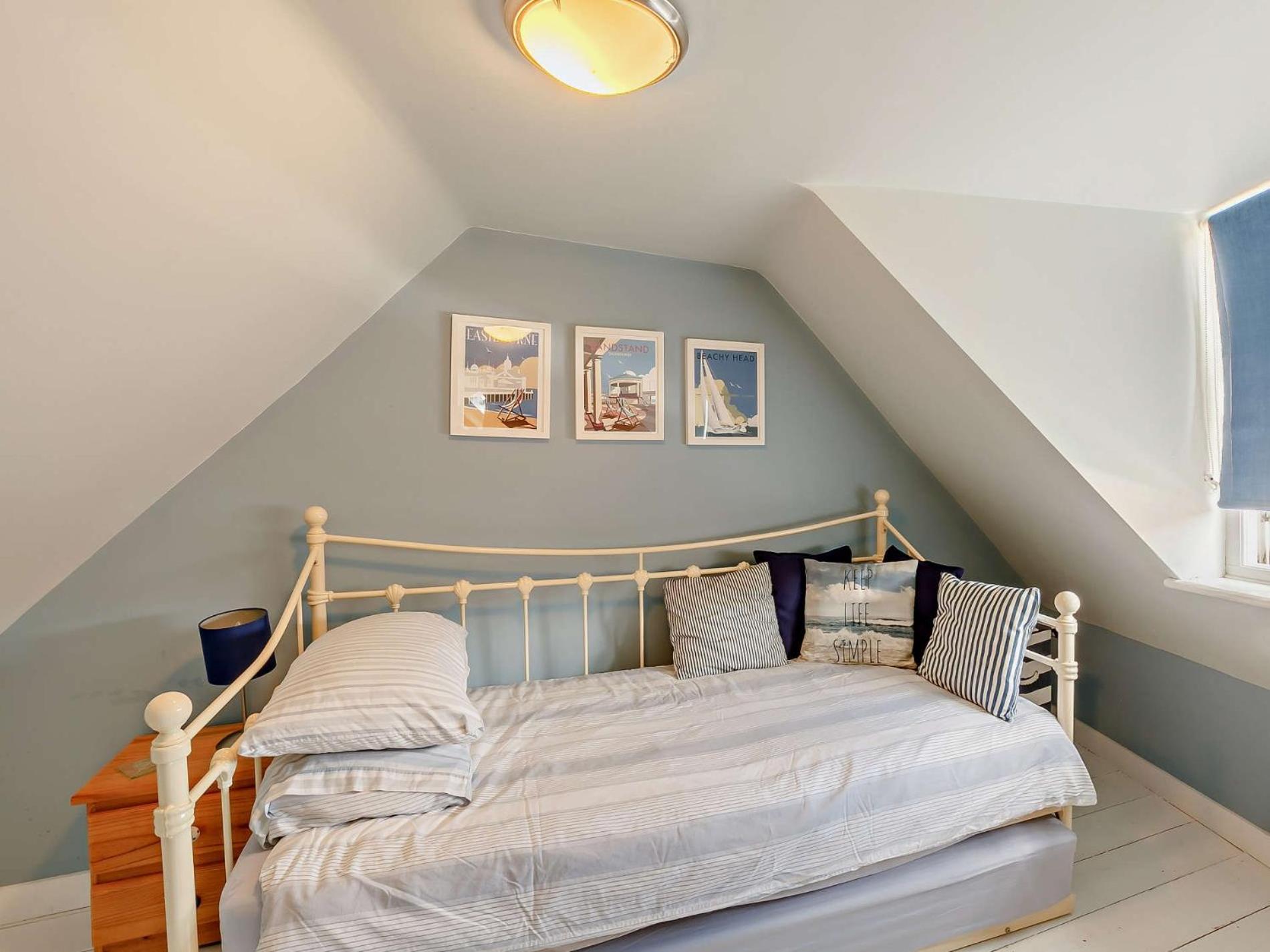 3 Bed in Eastbourne oc-ehc47 view 2