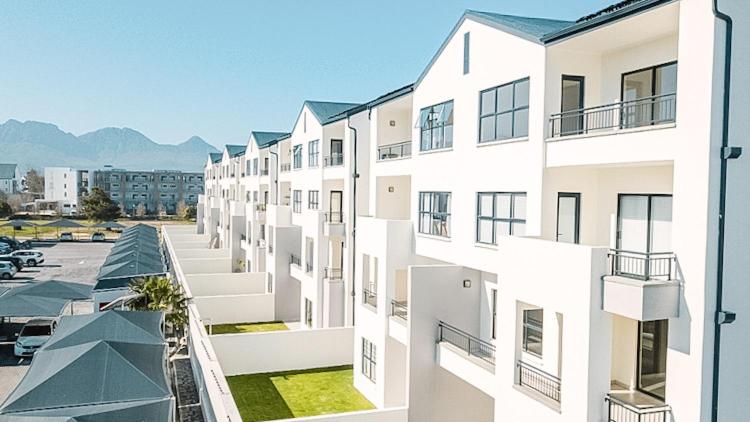 Bright and airy Parisian Gem close to the beach view 2