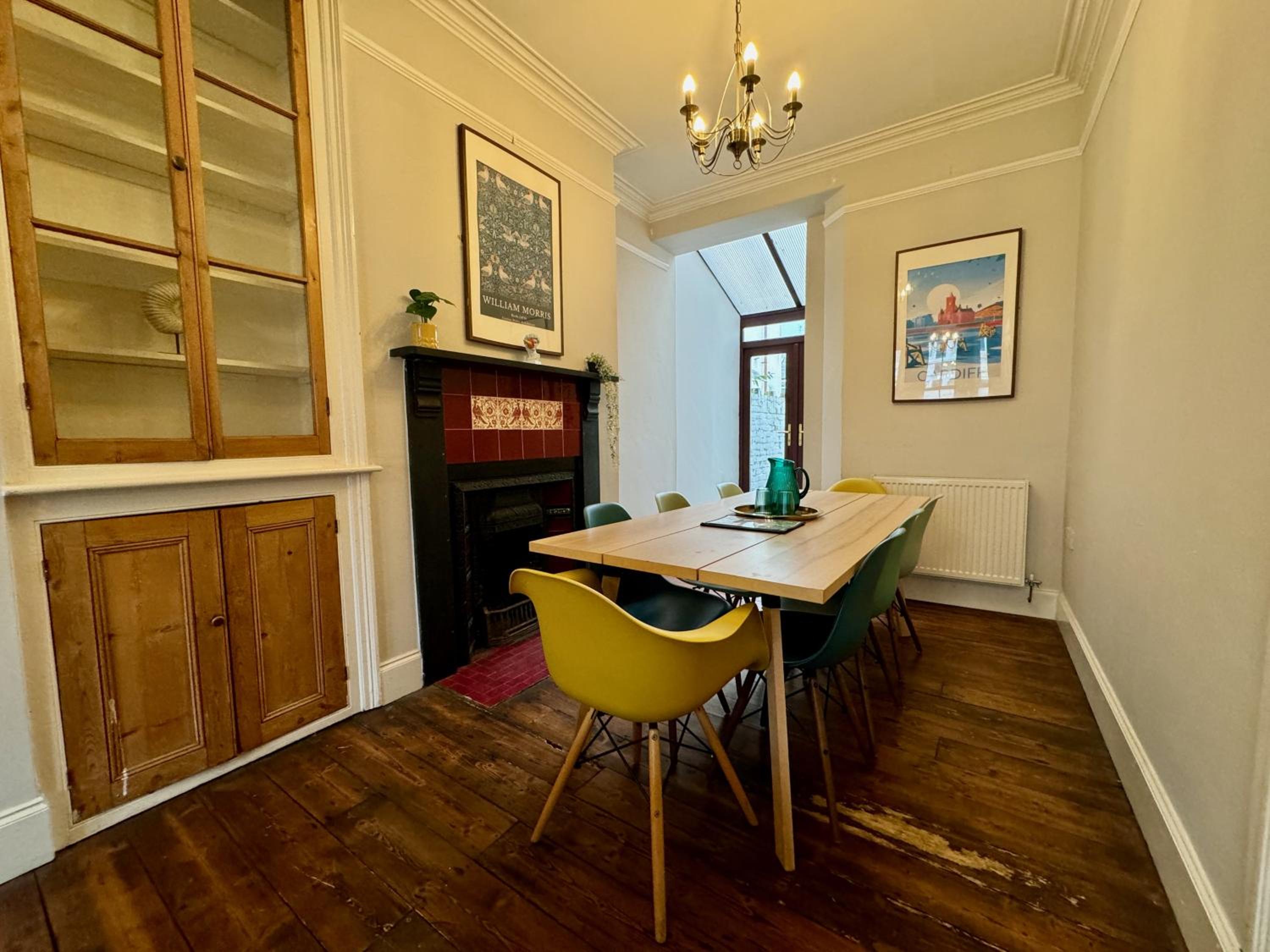 Large CityCentre Townhouse & Hot Tub, Pool Table and Offroad Parking