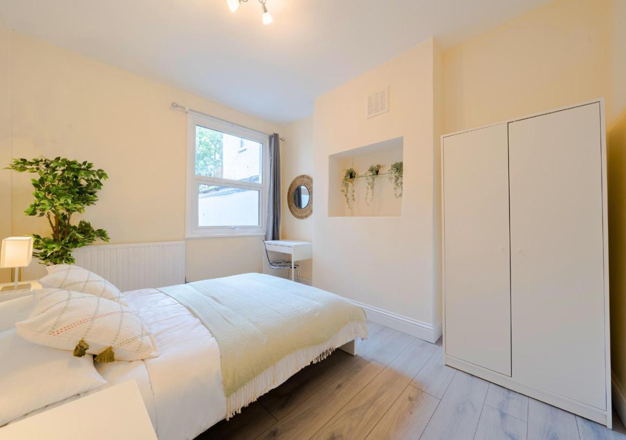 2BR South London Home - Free Street Parking, WiFi, Garden, Perfect for Long Stays! view 5