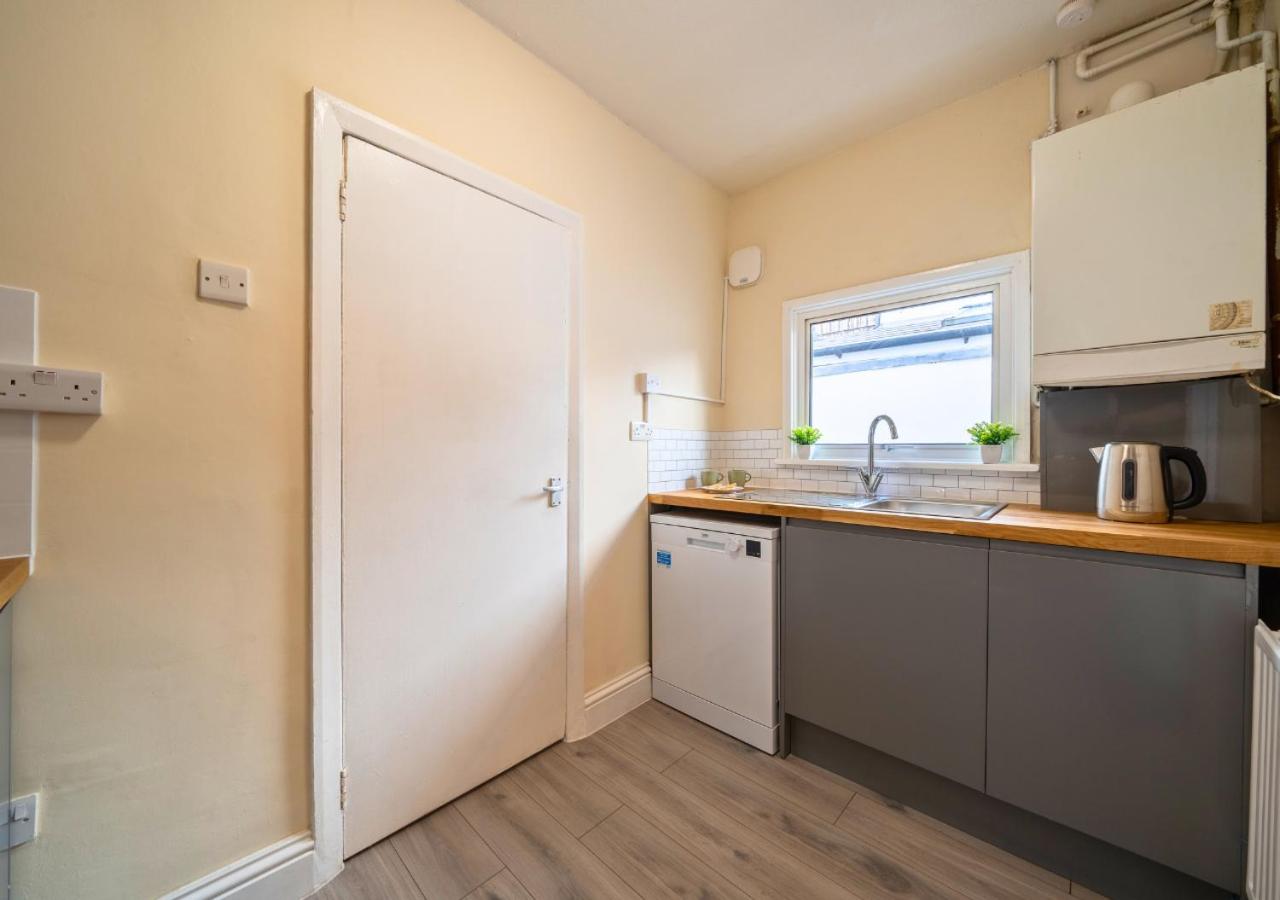 2BR South London Home - Free Street Parking, WiFi, Garden, Perfect for Long Stays! view 3