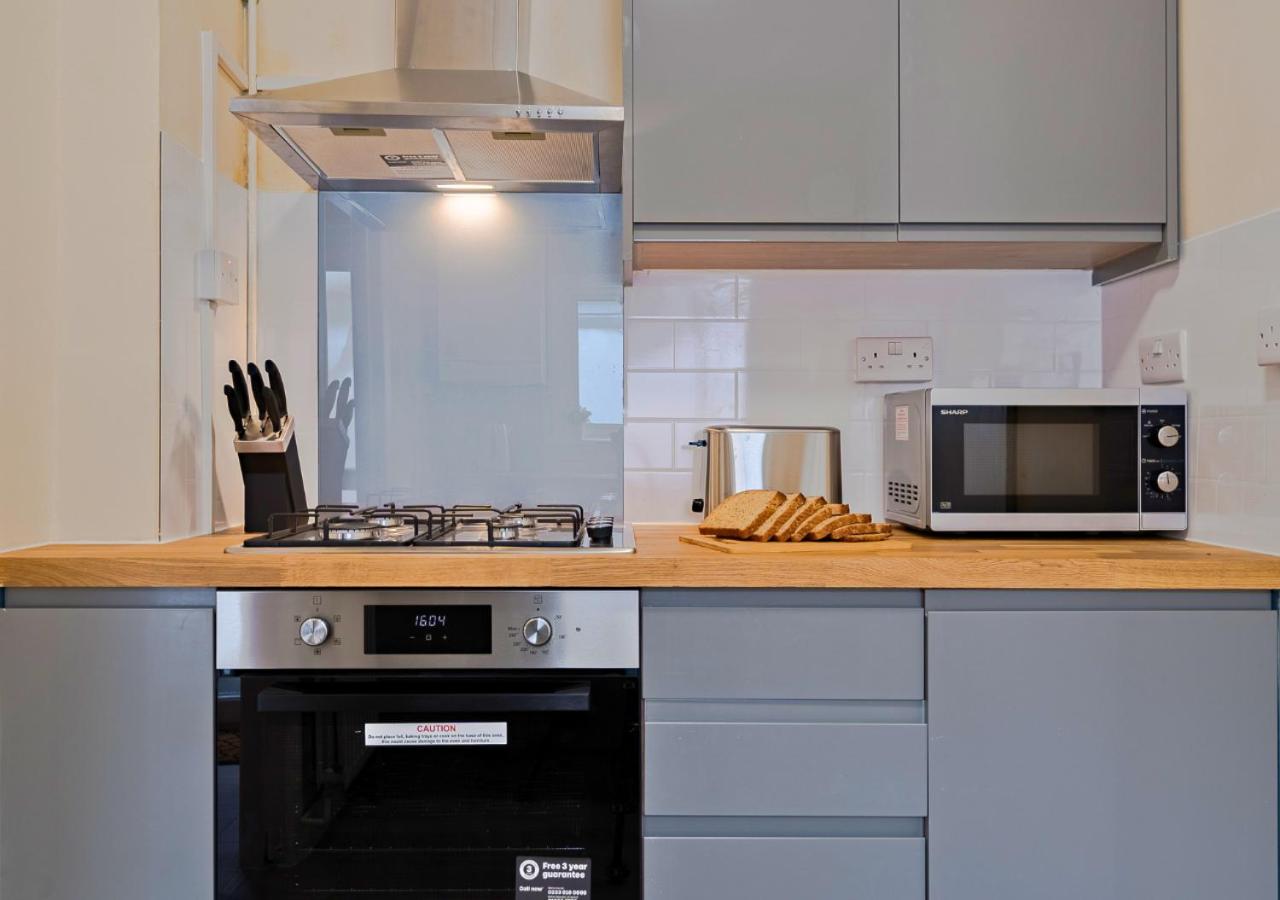 2BR South London Home - Free Street Parking, WiFi, Garden, Perfect for Long Stays! view 4