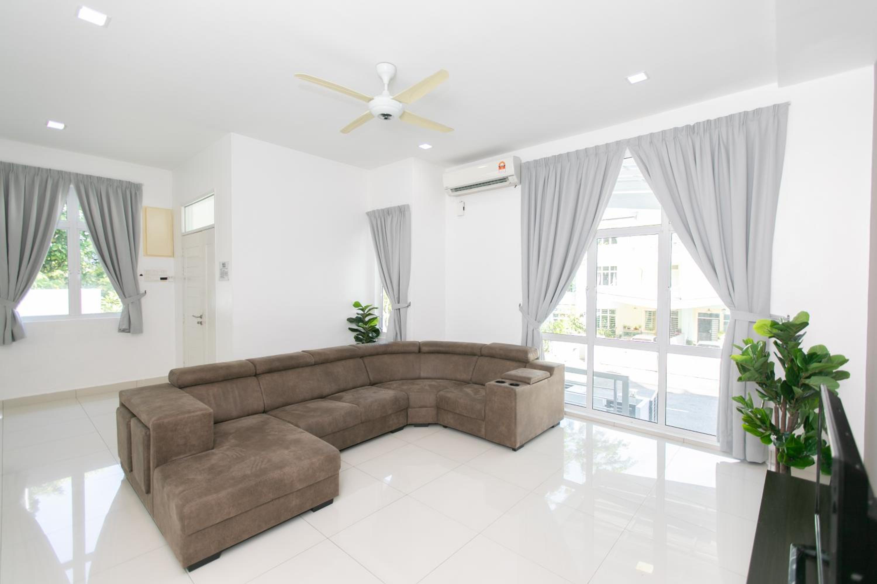 Beach side spacious 5BR 20pax pool house photo 2