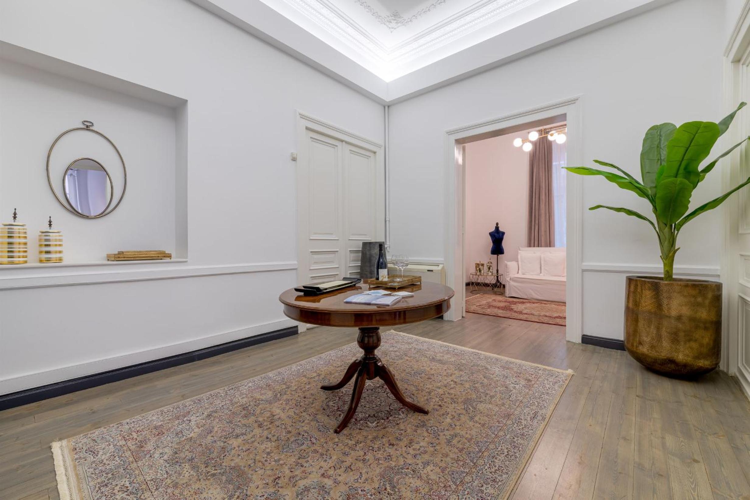2 Mazi Suites