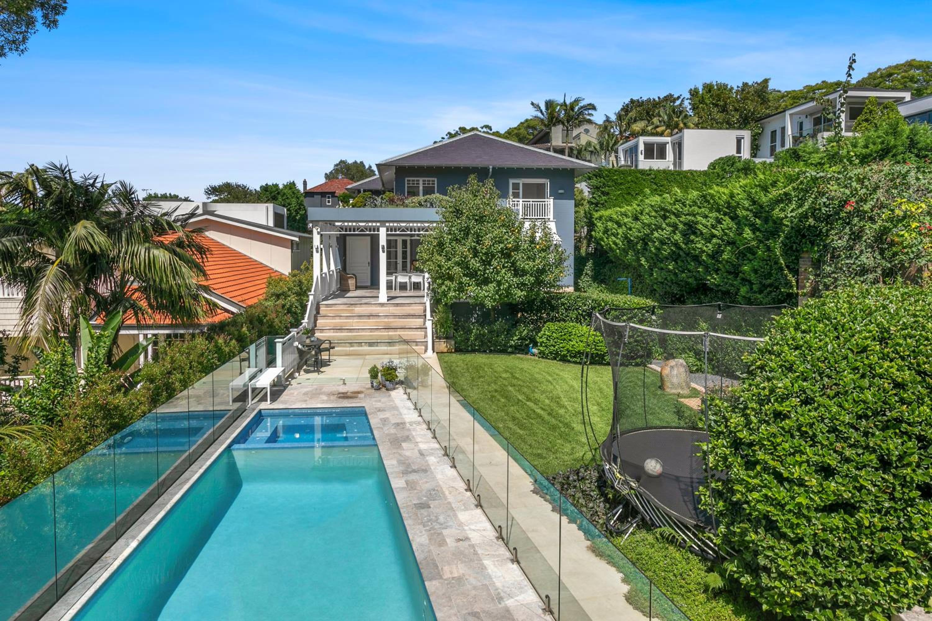 Balmoral Hamptons House with heated pool and hot tub