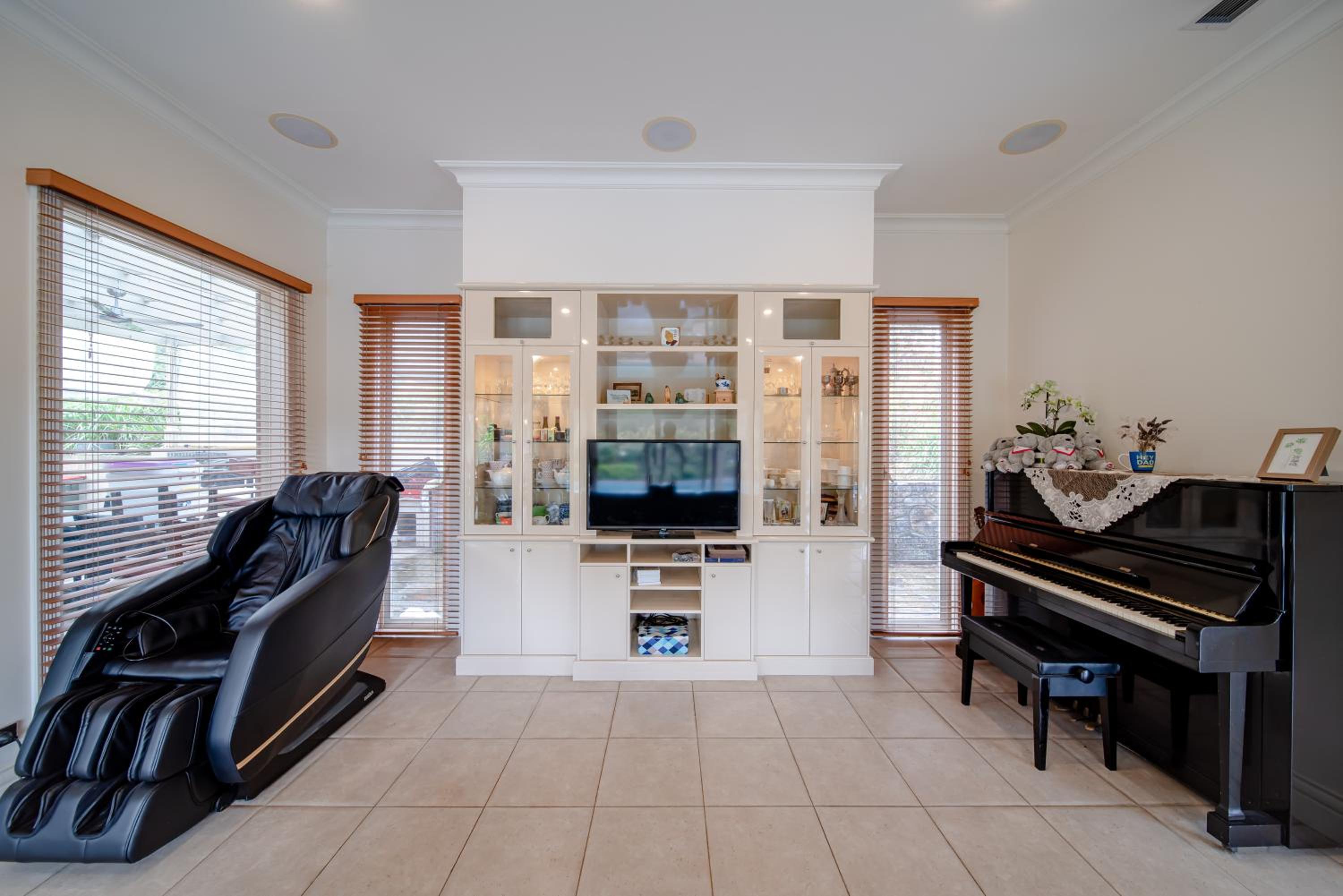 6 bdrs villa with pool & Tennis Court
