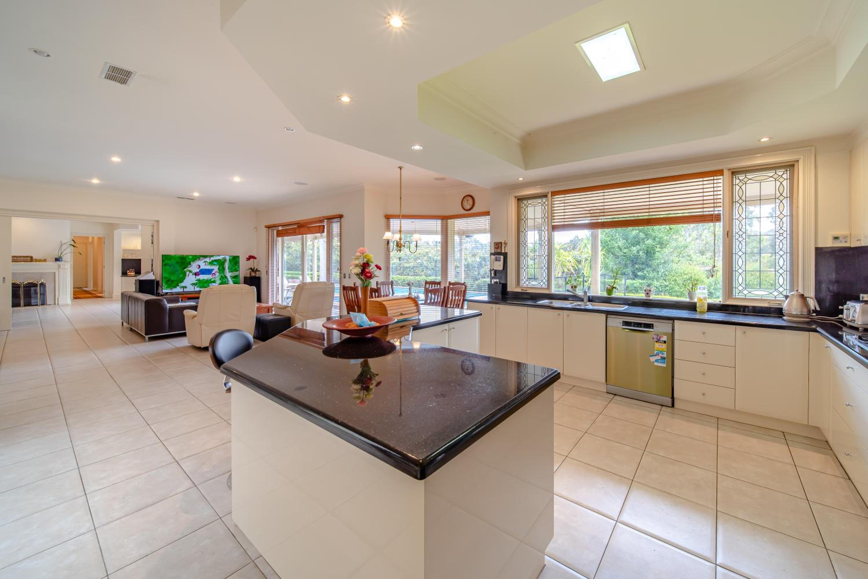 6 bdrs villa with pool & Tennis Court