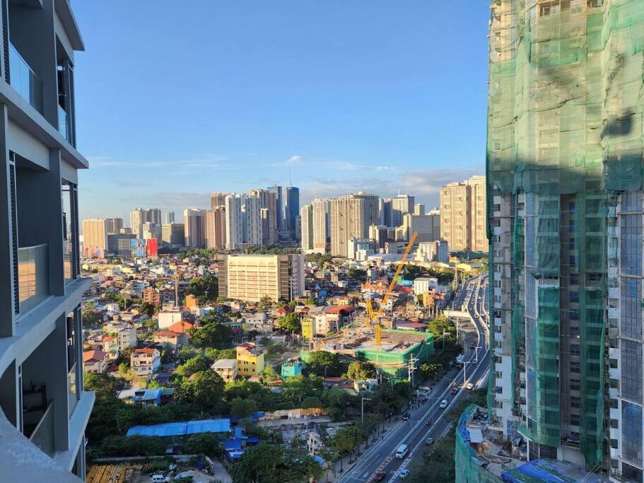 BGC Cosy Spacious 1BR Uptown Parksuites with Balcony photo 2