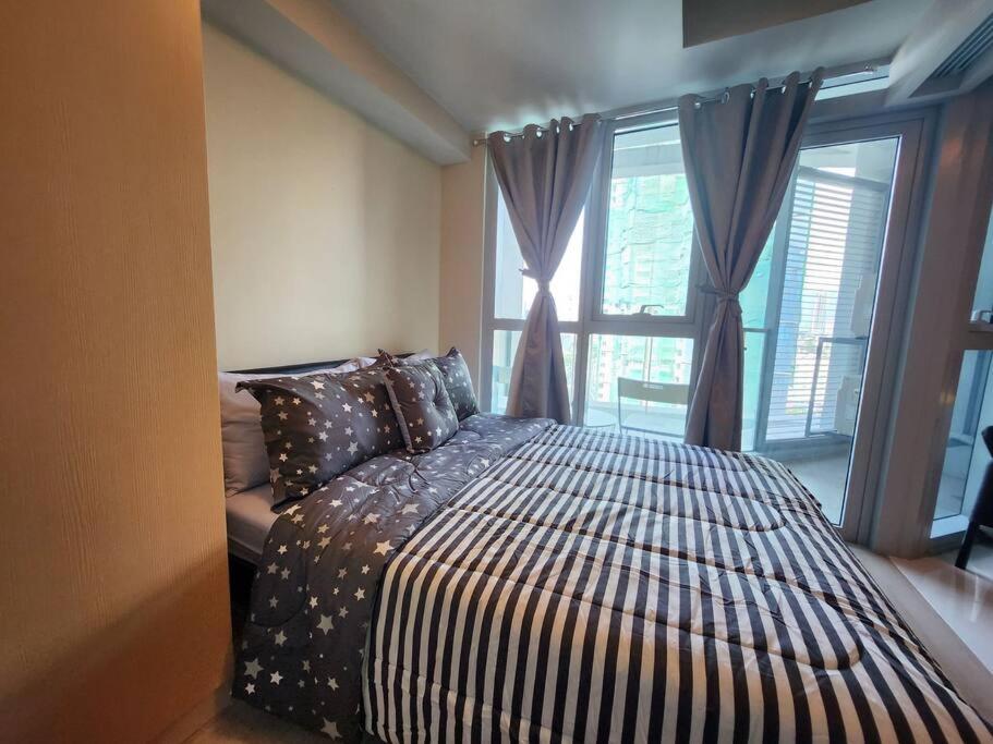 BGC Cosy Spacious 1BR Uptown Parksuites with Balcony
