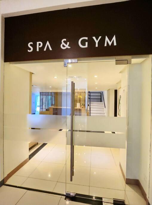 BGC Cosy Spacious 1BR Uptown Parksuites with Balcony