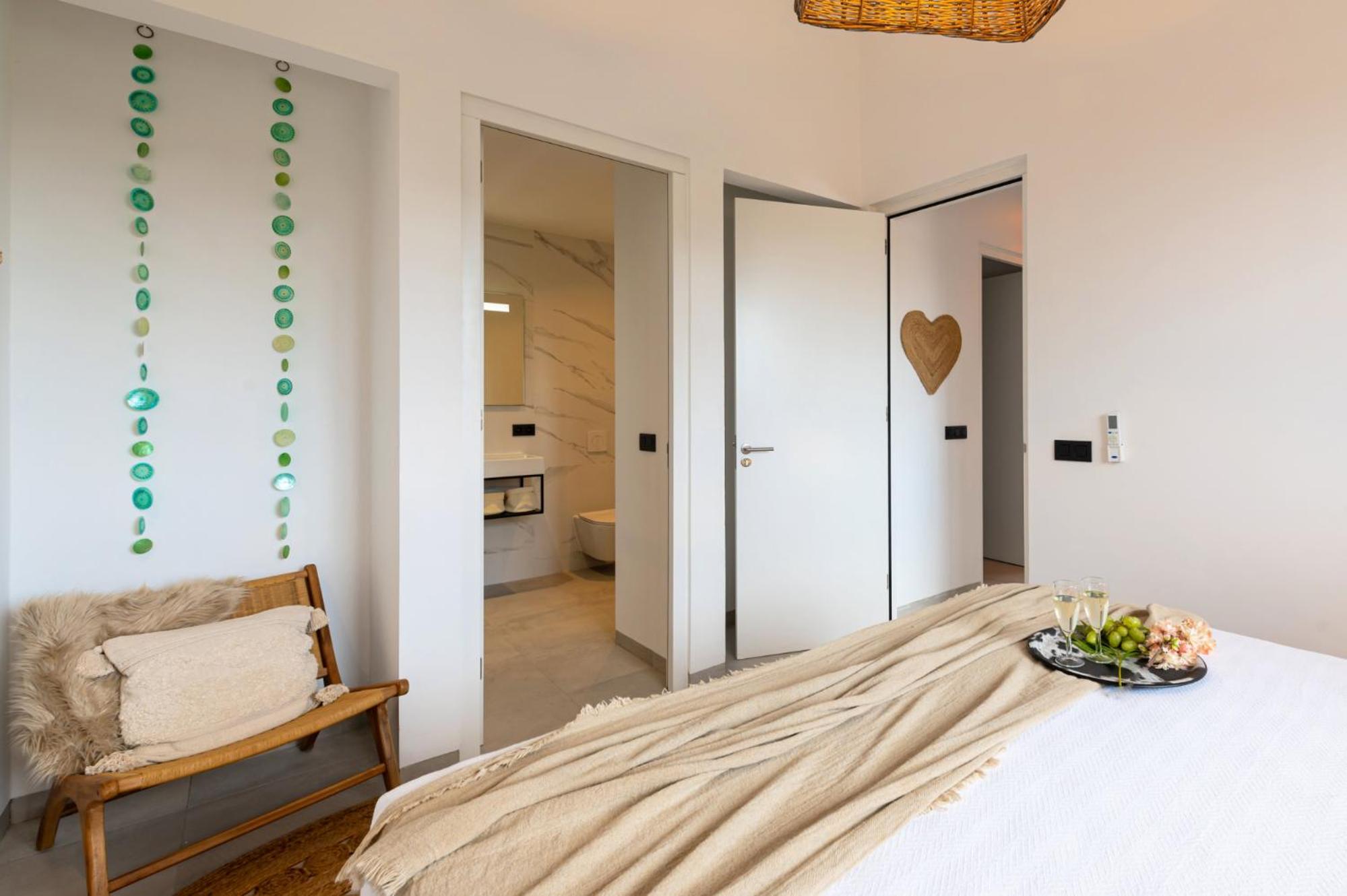 Starfish - Brand new apartment with pool close to the beach