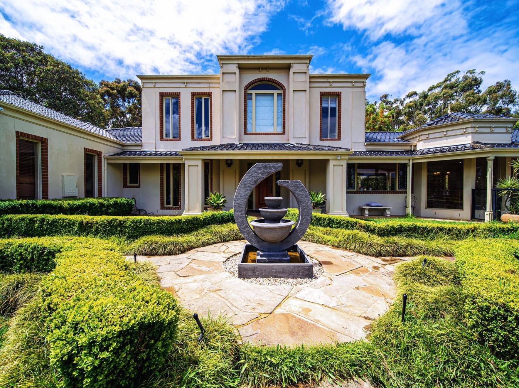 6 bdrs villa with pool & Tennis Court
