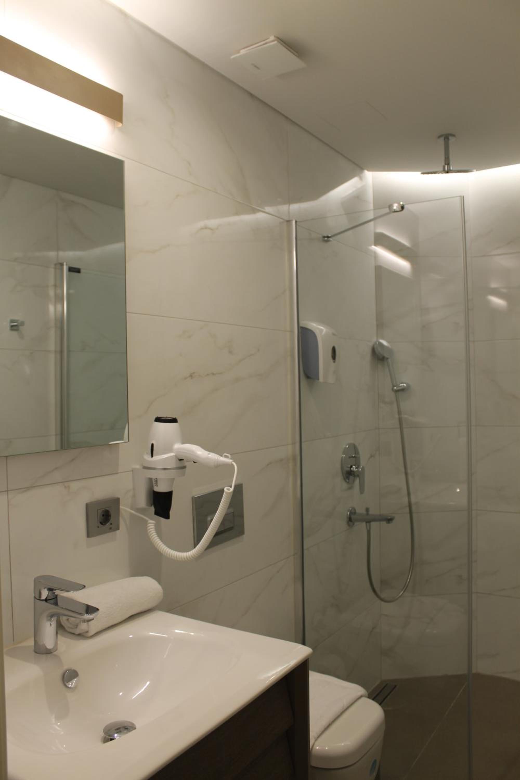 Garlon Residence - Image 212