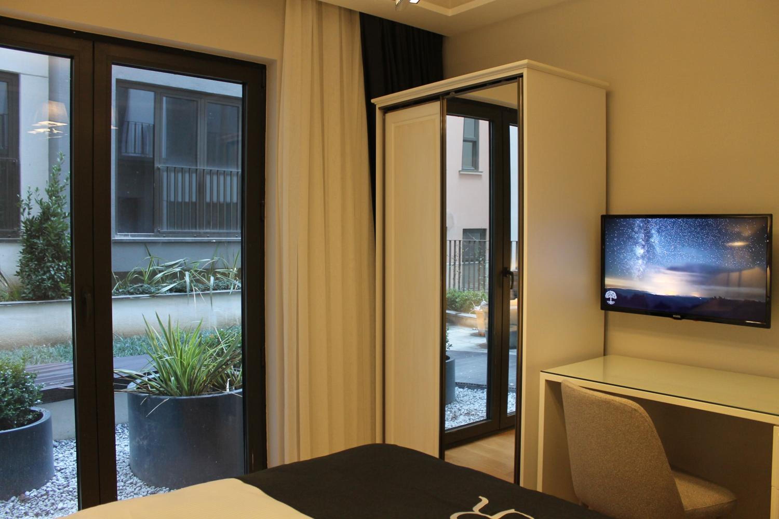 Garlon Residence - Image 221