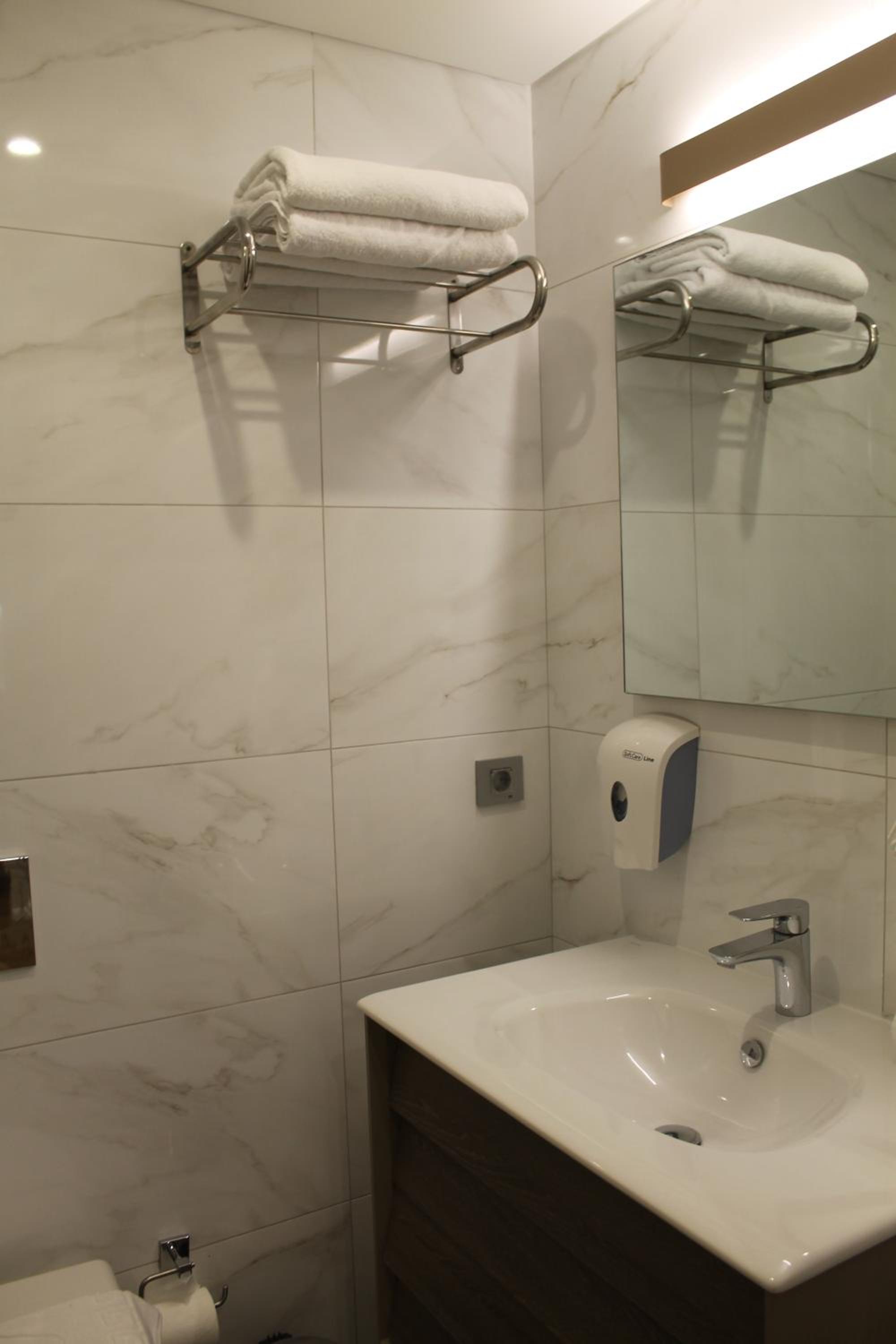 Garlon Residence - Image 220