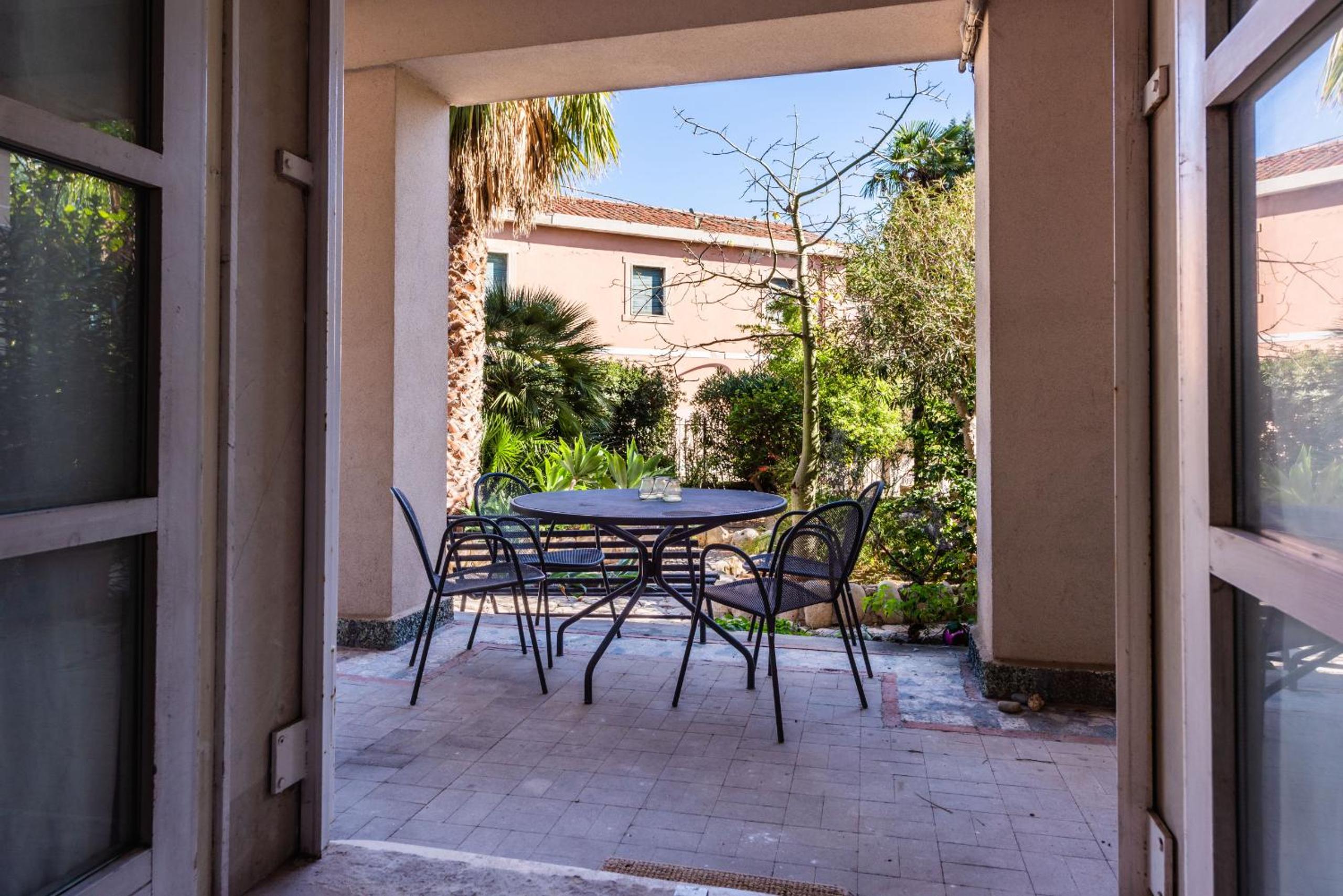 Casa Immersa nel Giardino della Neapolis by Wonderful Italy en Siracusa — balance & terrace