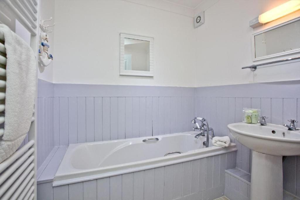 Fistral beachside escape - dramatic ocean views view 2