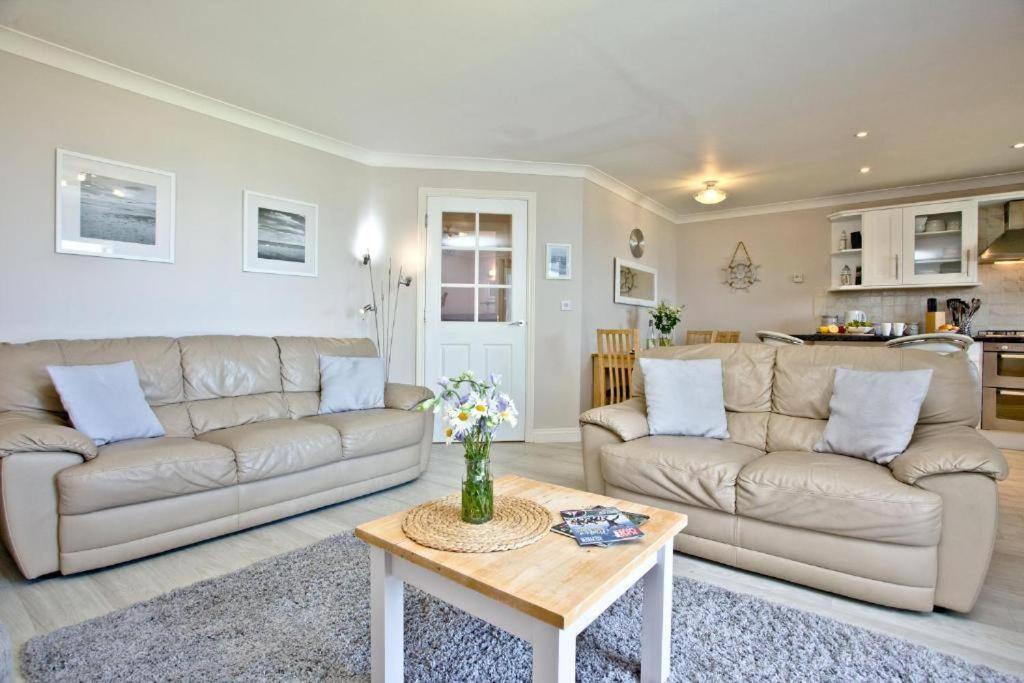 Fistral beachside escape - dramatic ocean views view 3