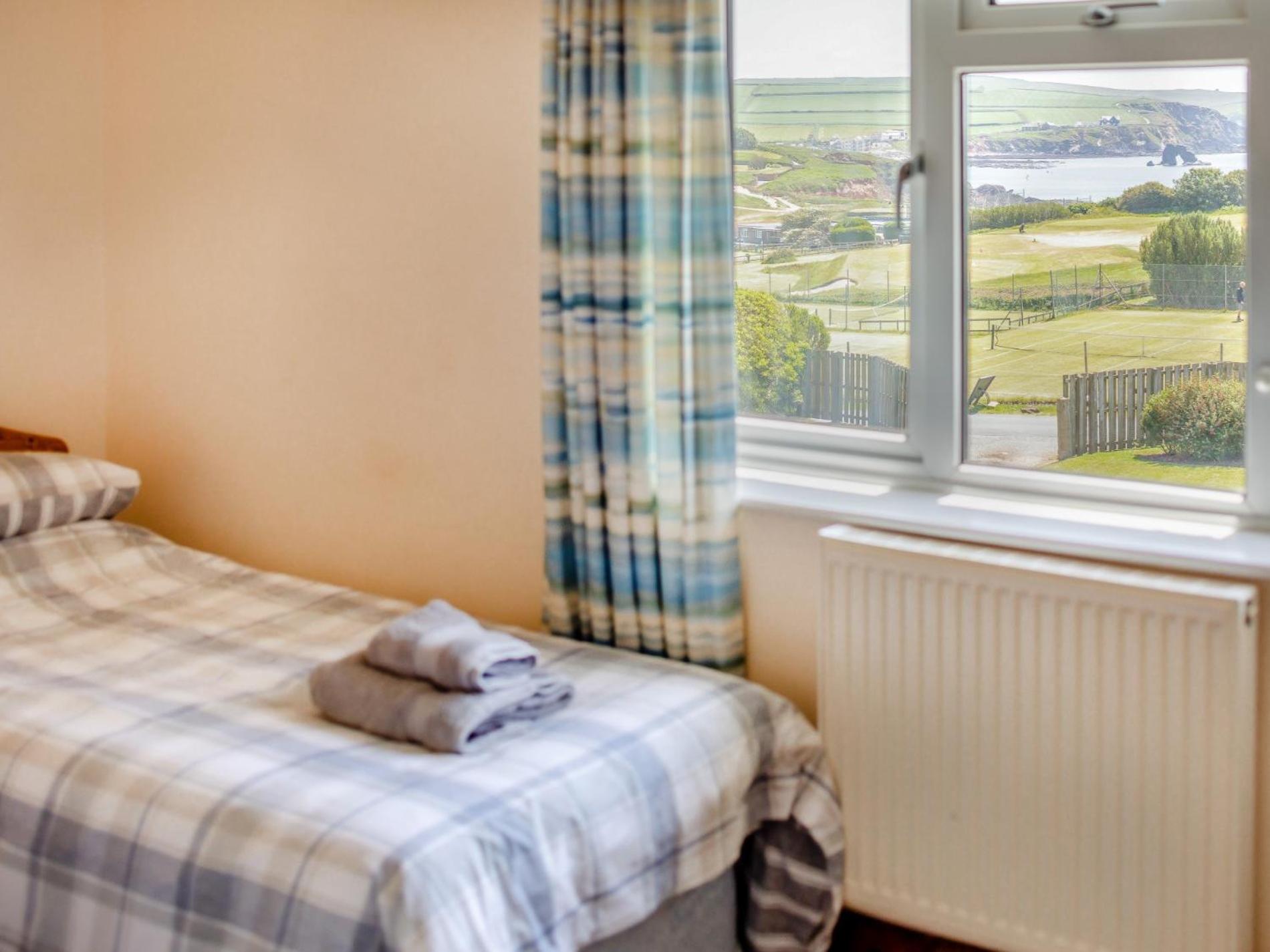 2 Bed in Kingsbridge oc-wdelv view 3