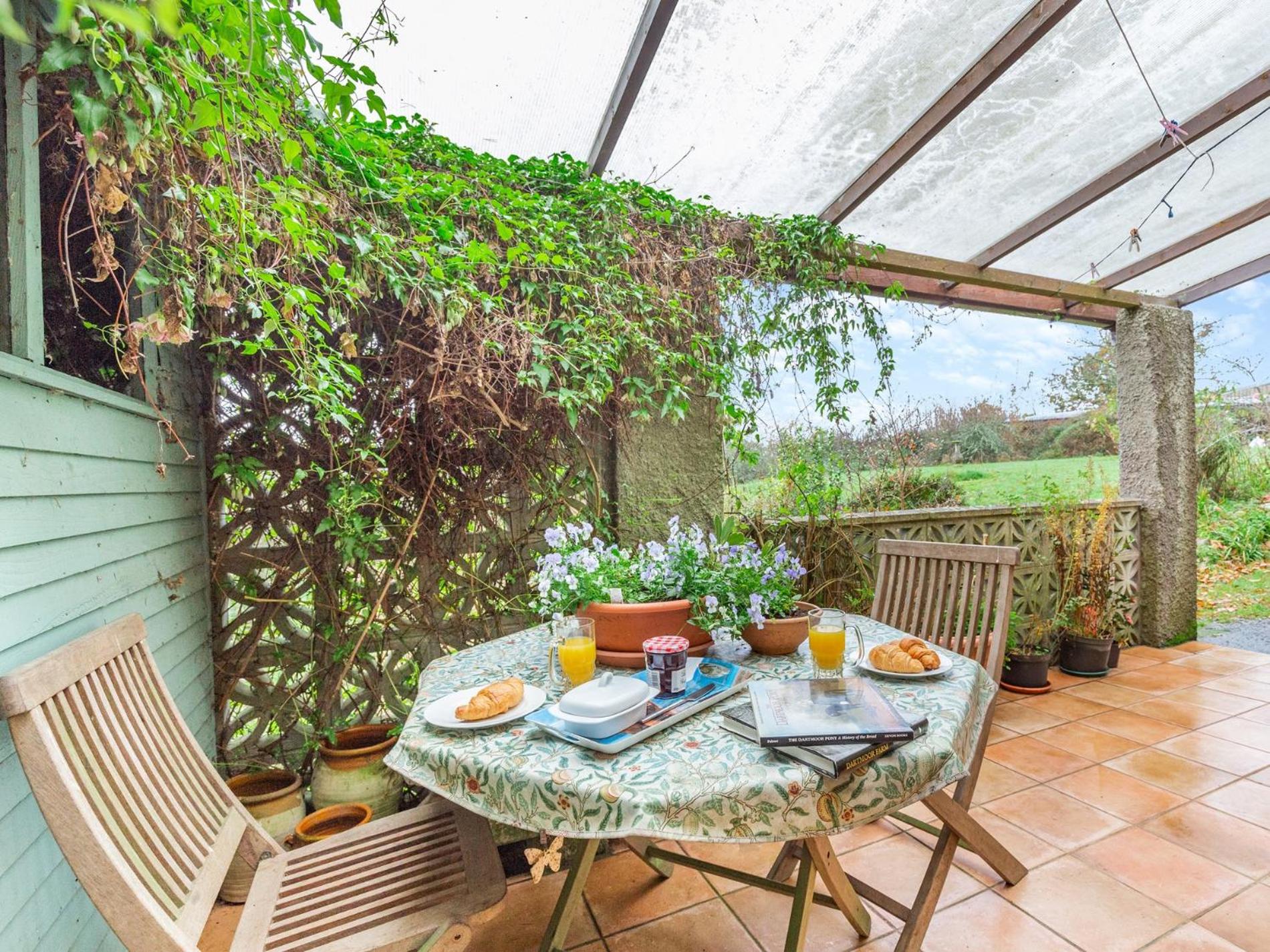 1 Bed in Yelverton oc-cammo view 2