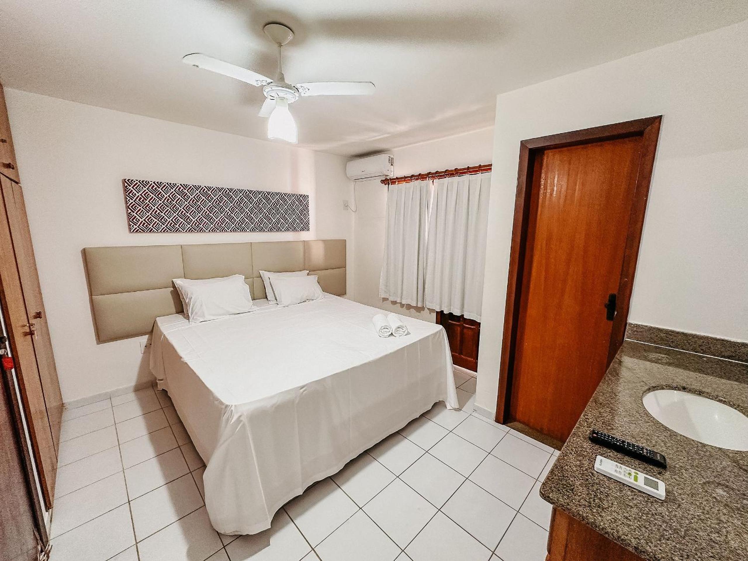Casas no Residencial Mont Sinai com 2 ou 3 suítes (todas com ar), internet privativa 300MBPS a aproximadamento 250m da Praia de Taperapuã, condomínio com p