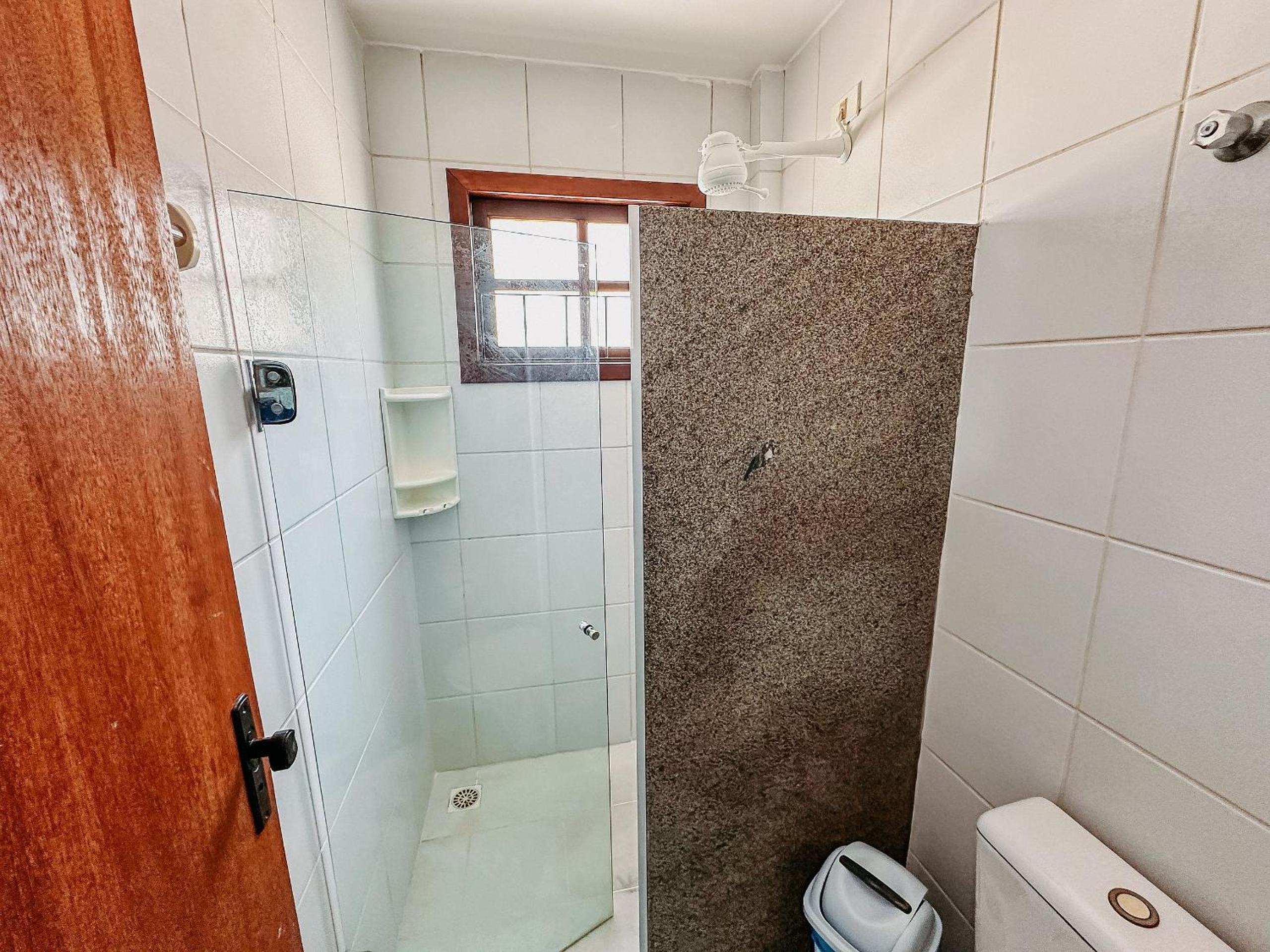 Casas no Residencial Mont Sinai com 2 ou 3 suítes (todas com ar), internet privativa 300MBPS a aproximadamento 250m da Praia de Taperapuã, condomínio com p