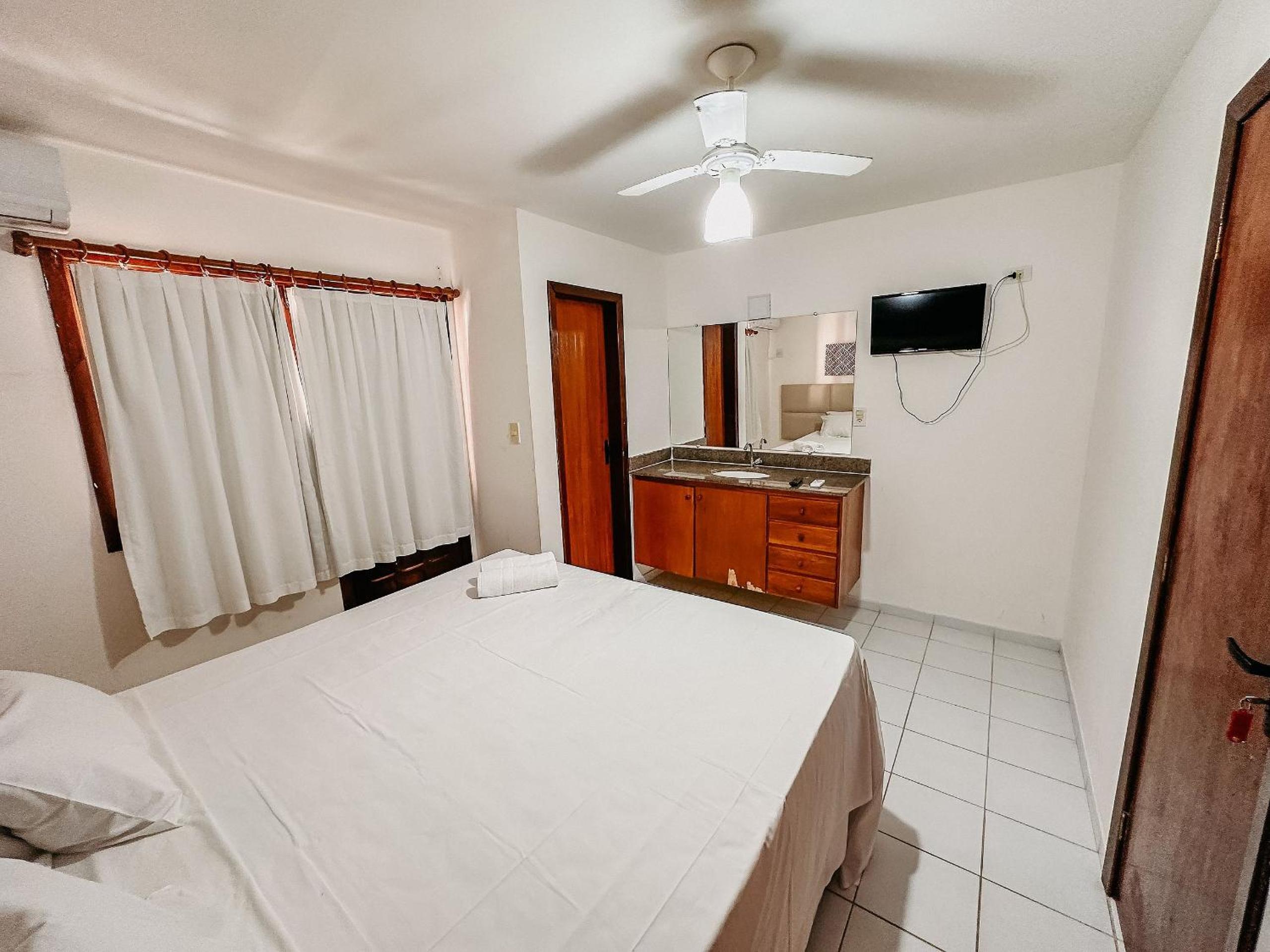 Casas no Residencial Mont Sinai com 2 ou 3 suítes (todas com ar), internet privativa 300MBPS a aproximadamento 250m da Praia de Taperapuã, condomínio com p