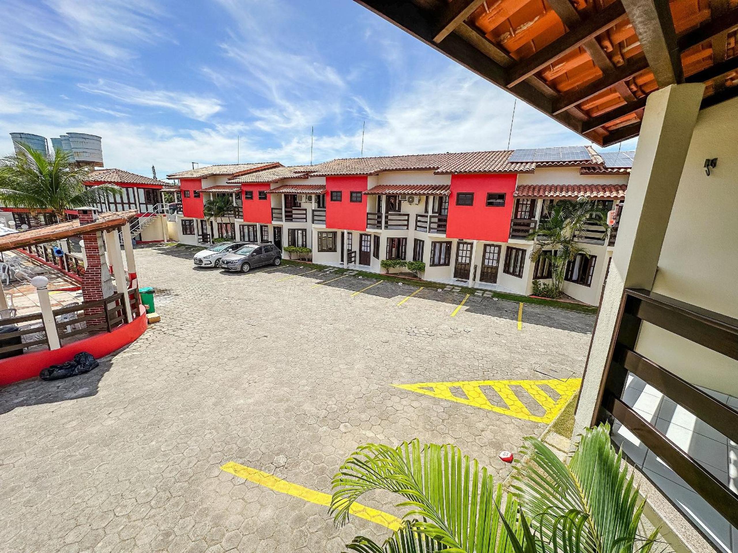 Casas no Residencial Mont Sinai com 2 ou 3 suítes (todas com ar), internet privativa 300MBPS a aproximadamento 250m da Praia de Taperapuã, condomínio com p