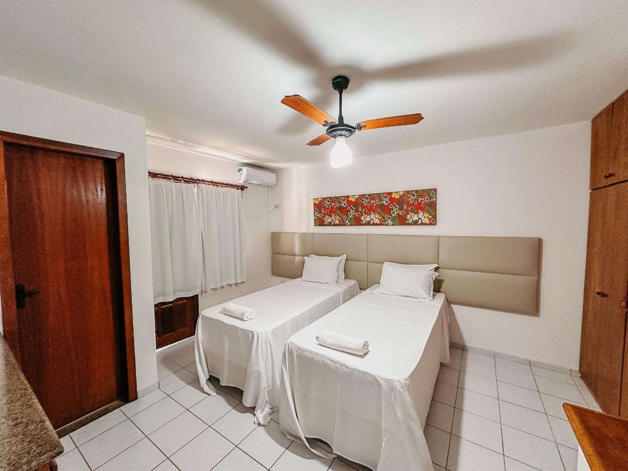 Casas no Residencial Mont Sinai com 2 ou 3 suítes (todas com ar), internet privativa 300MBPS a aproximadamento 250m da Praia de Taperapuã, condomínio com p