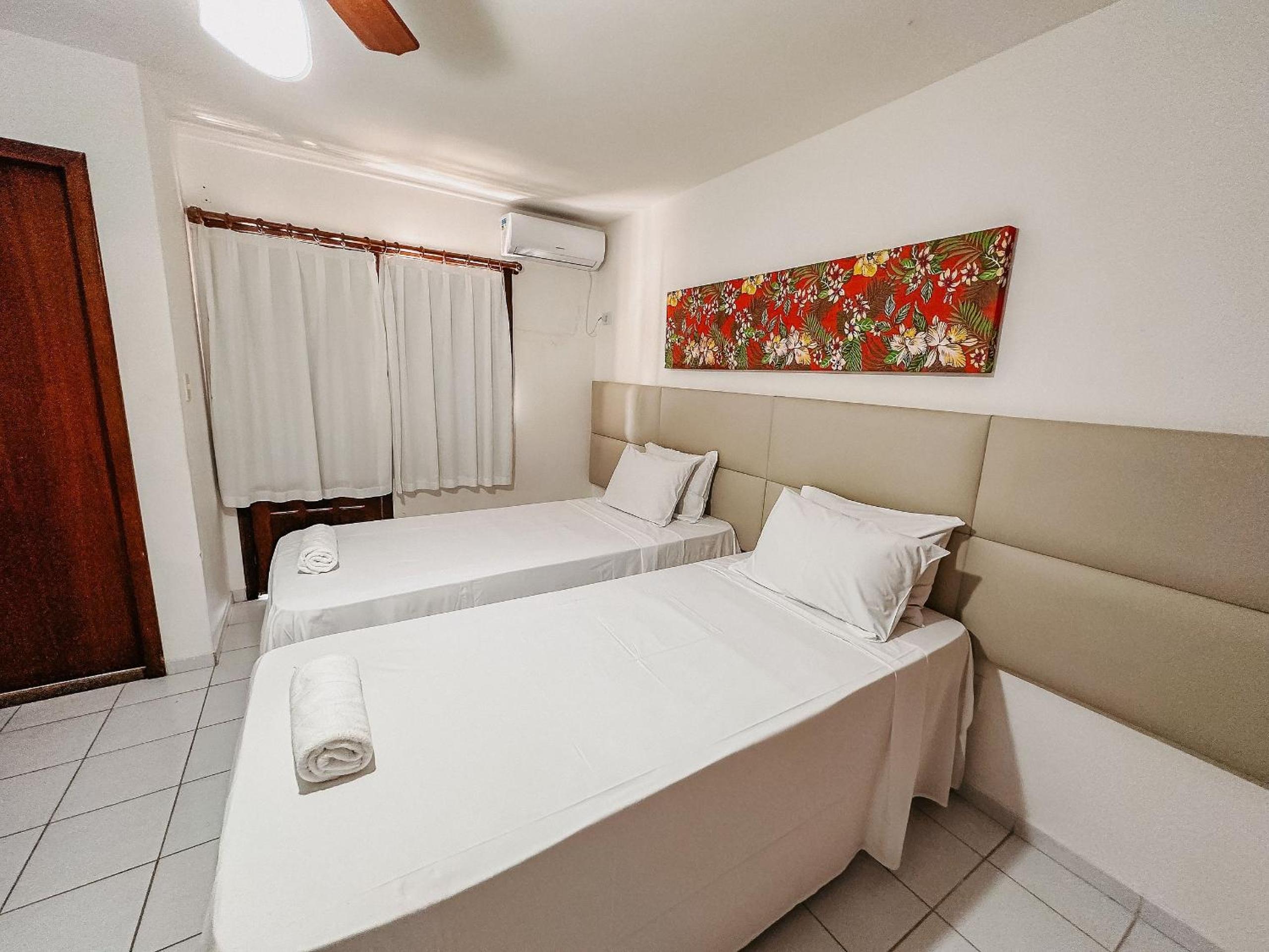 Casas no Residencial Mont Sinai com 2 ou 3 suítes (todas com ar), internet privativa 300MBPS a aproximadamento 250m da Praia de Taperapuã, condomínio com p