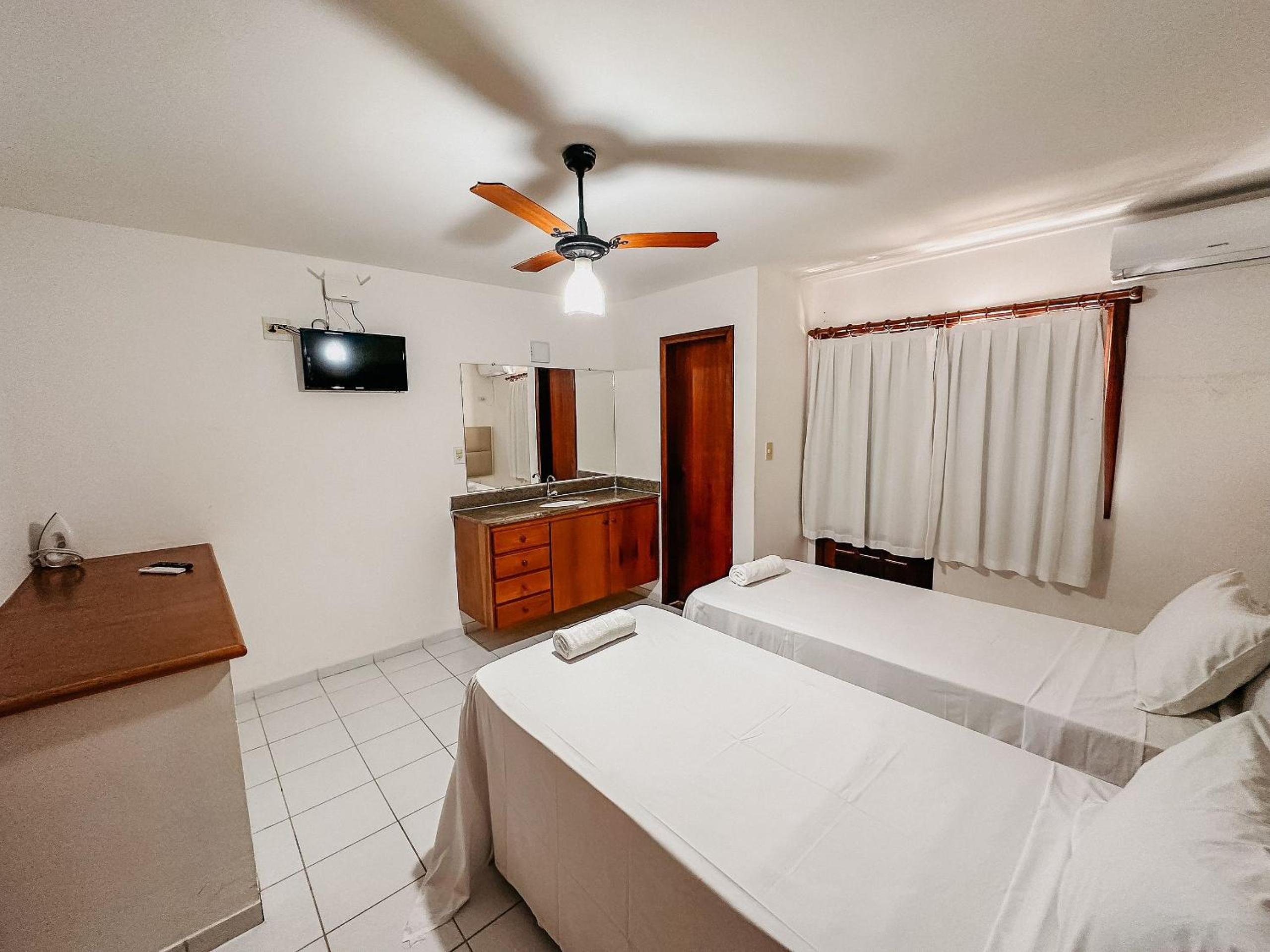 Casas no Residencial Mont Sinai com 2 ou 3 suítes (todas com ar), internet privativa 300MBPS a aproximadamento 250m da Praia de Taperapuã, condomínio com p