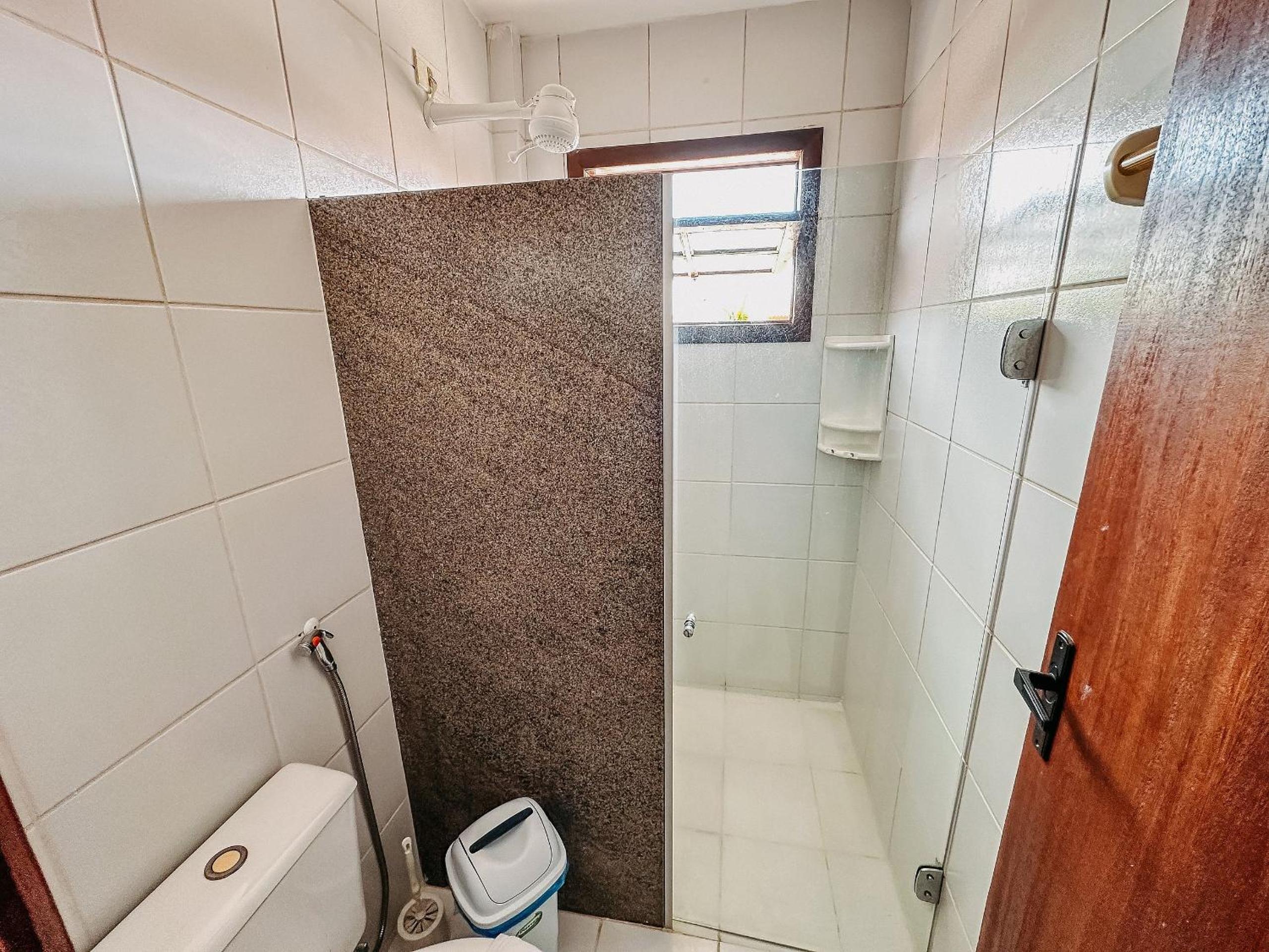 Casas no Residencial Mont Sinai com 2 ou 3 suítes (todas com ar), internet privativa 300MBPS a aproximadamento 250m da Praia de Taperapuã, condomínio com p