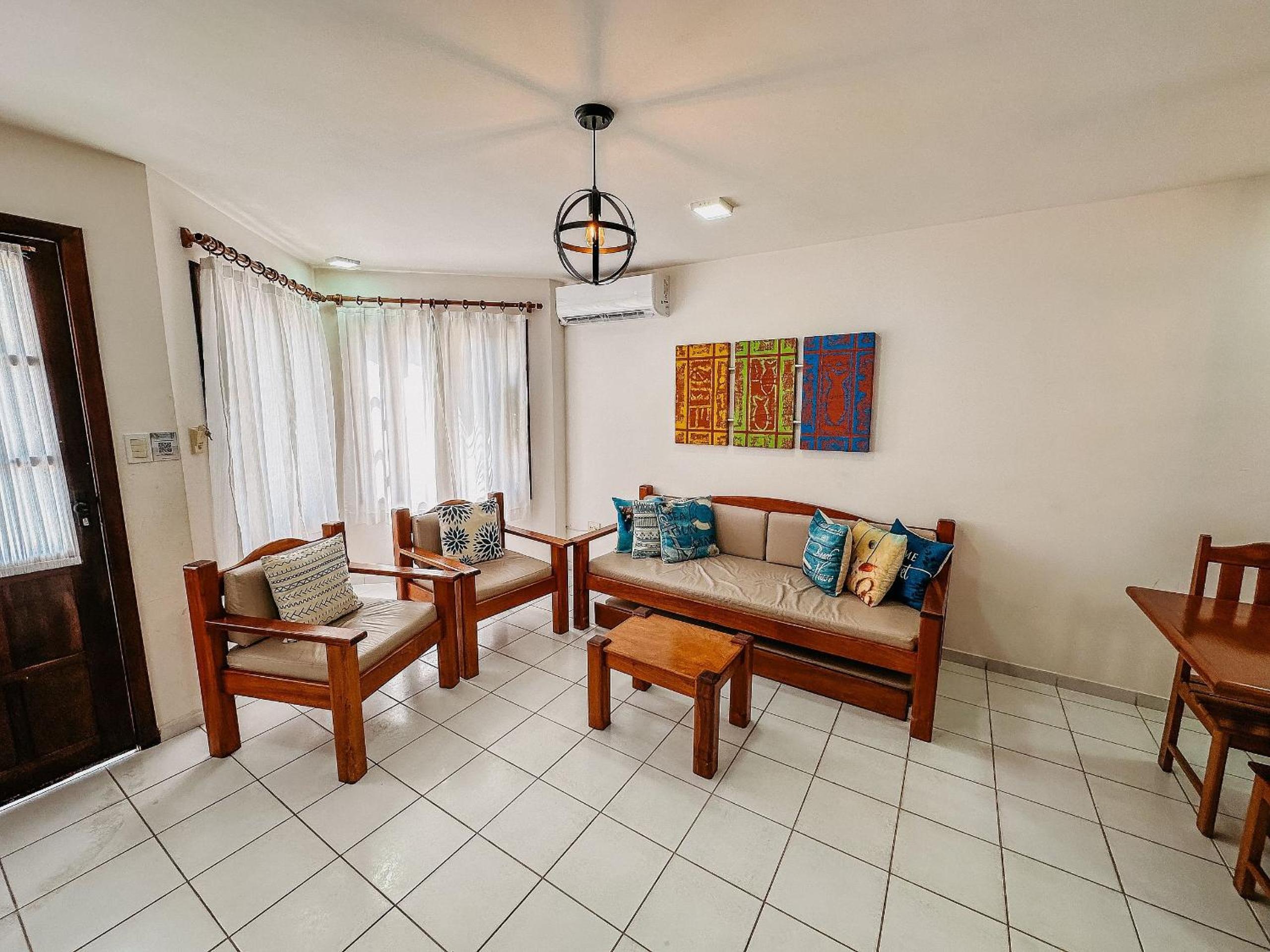 Casas no Residencial Mont Sinai com 2 ou 3 suítes (todas com ar), internet privativa 300MBPS a aproximadamento 250m da Praia de Taperapuã, condomínio com p