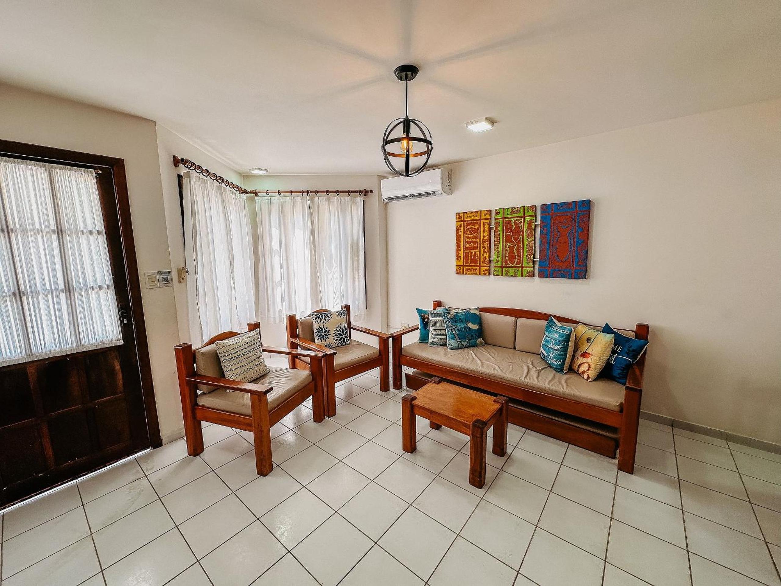 Casas no Residencial Mont Sinai com 2 ou 3 suítes (todas com ar), internet privativa 300MBPS a aproximadamento 250m da Praia de Taperapuã, condomínio com p