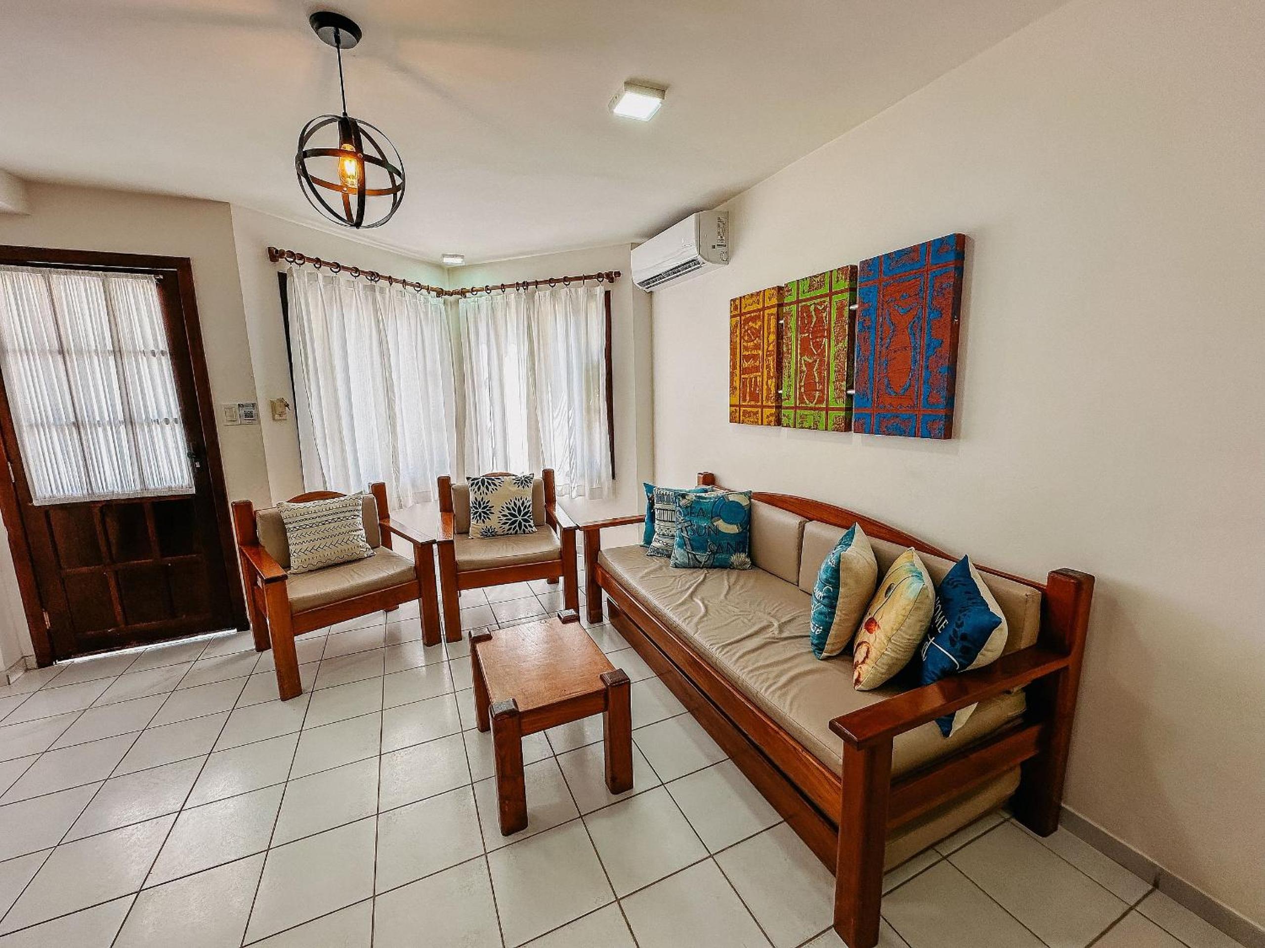 Casas no Residencial Mont Sinai com 2 ou 3 suítes (todas com ar), internet privativa 300MBPS a aproximadamento 250m da Praia de Taperapuã, condomínio com p