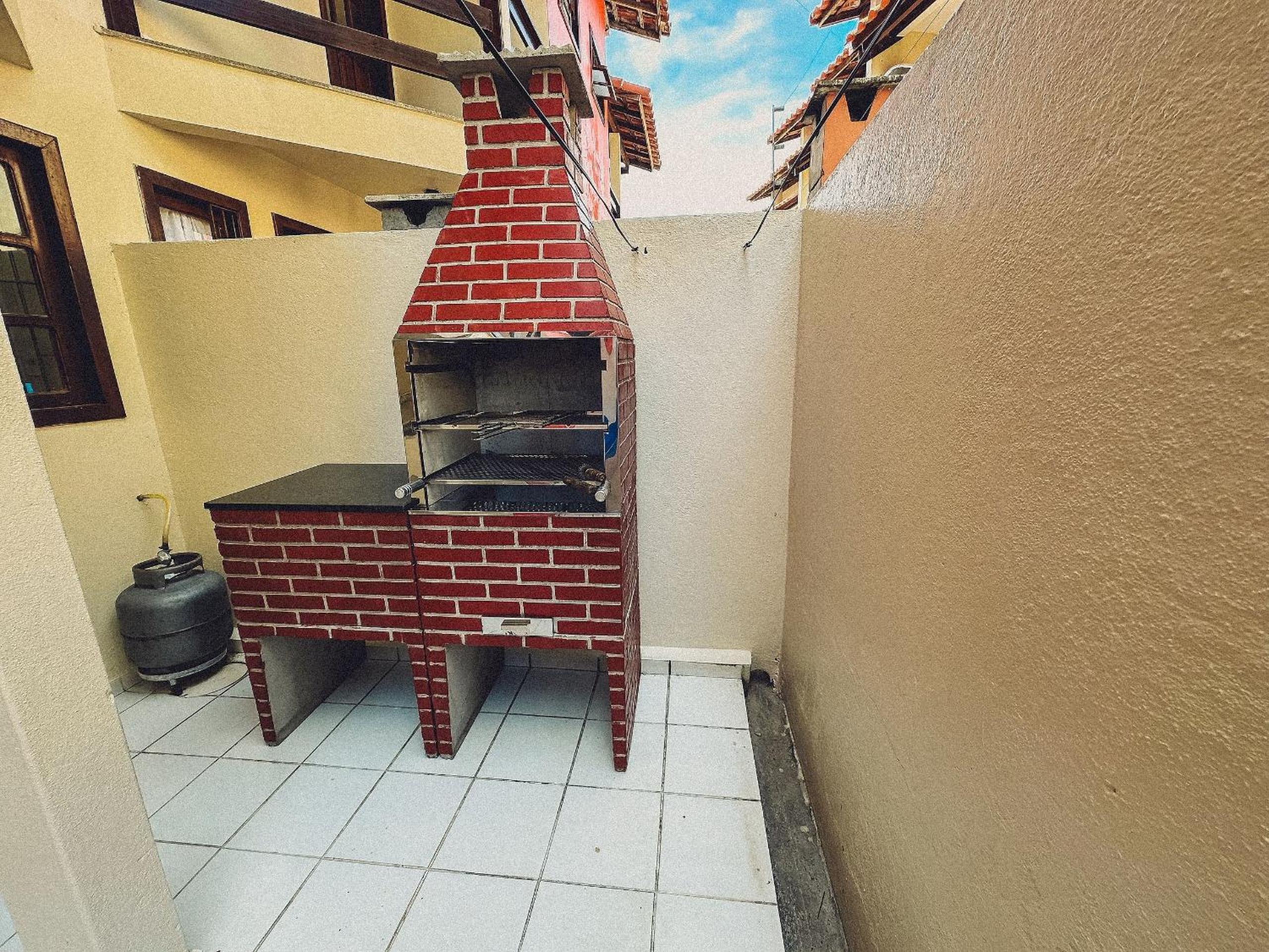 Casas no Residencial Mont Sinai com 2 ou 3 suítes (todas com ar), internet privativa 300MBPS a aproximadamento 250m da Praia de Taperapuã, condomínio com p