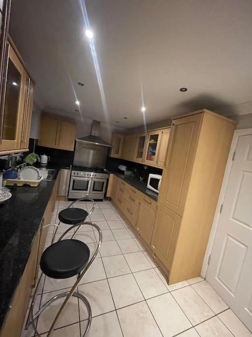 Entire 6 Bedroom House in London Free Parking view 2