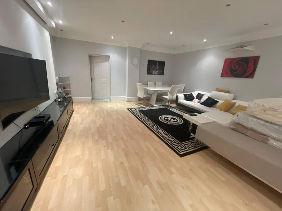 Entire 6 Bedroom House in London Free Parking view 3