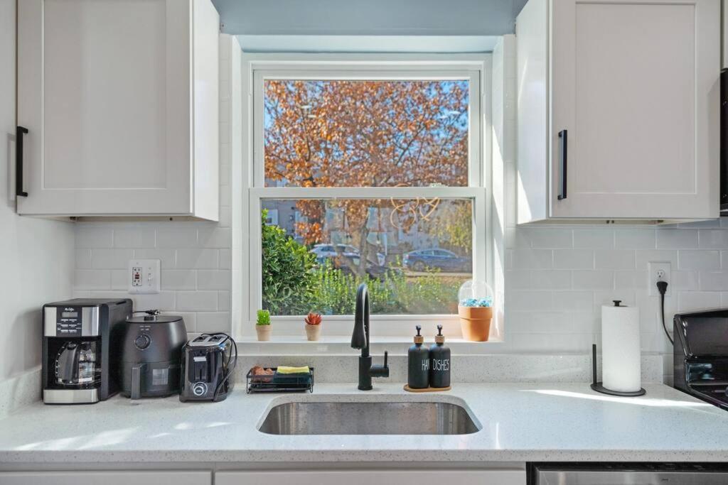 Stunning Old-Town Alexandria house with free parking view 3