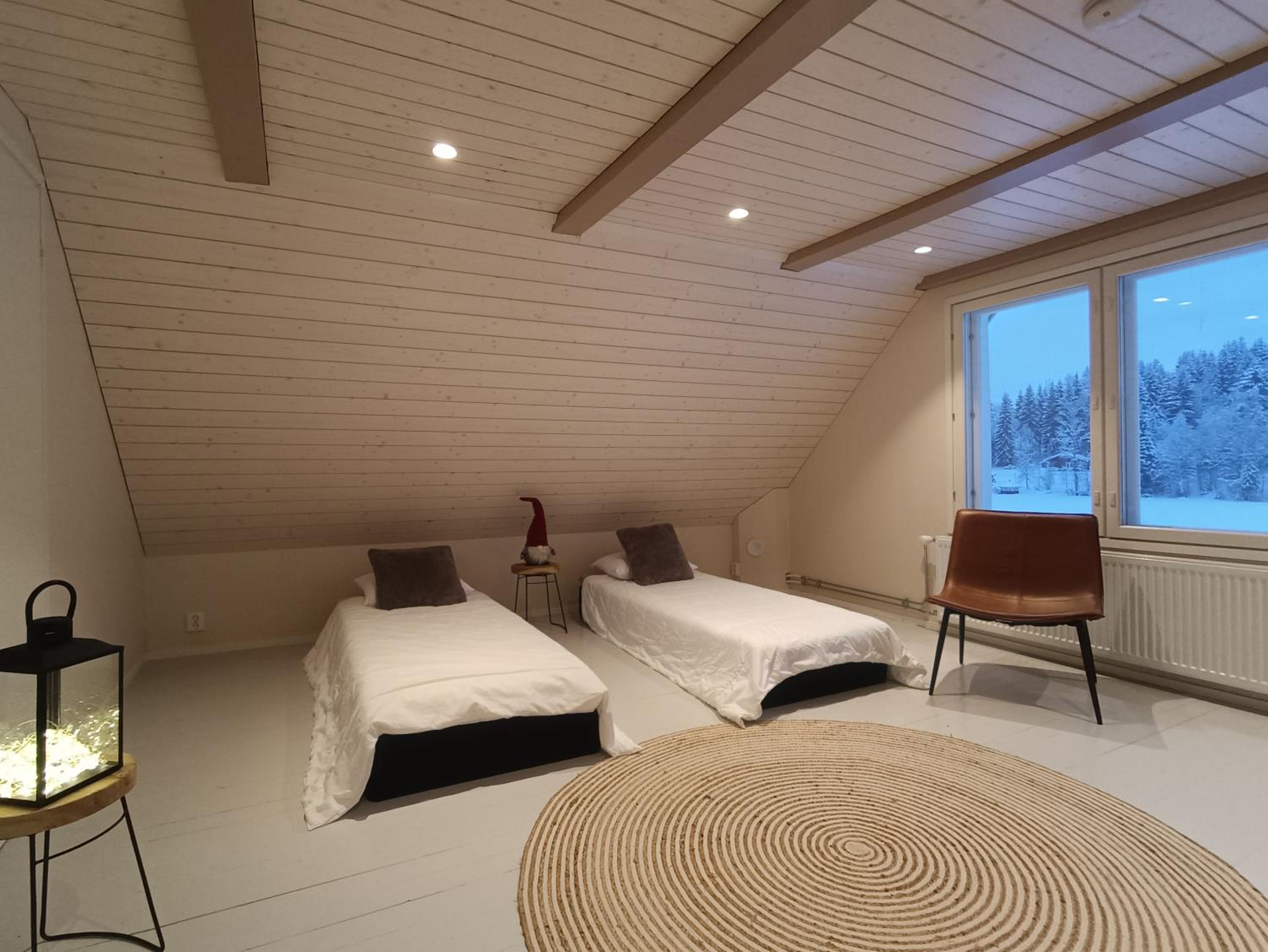 Mökki ulkoporealtaalla