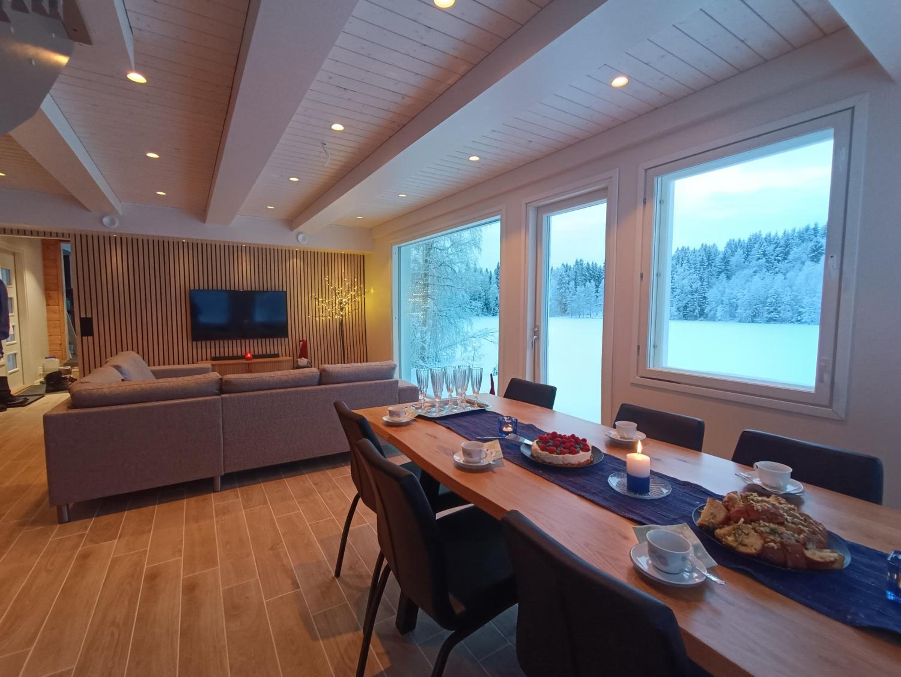 Mökki ulkoporealtaalla