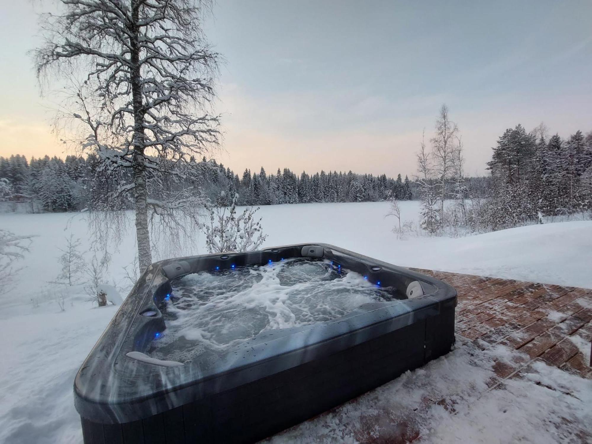 Mökki ulkoporealtaalla