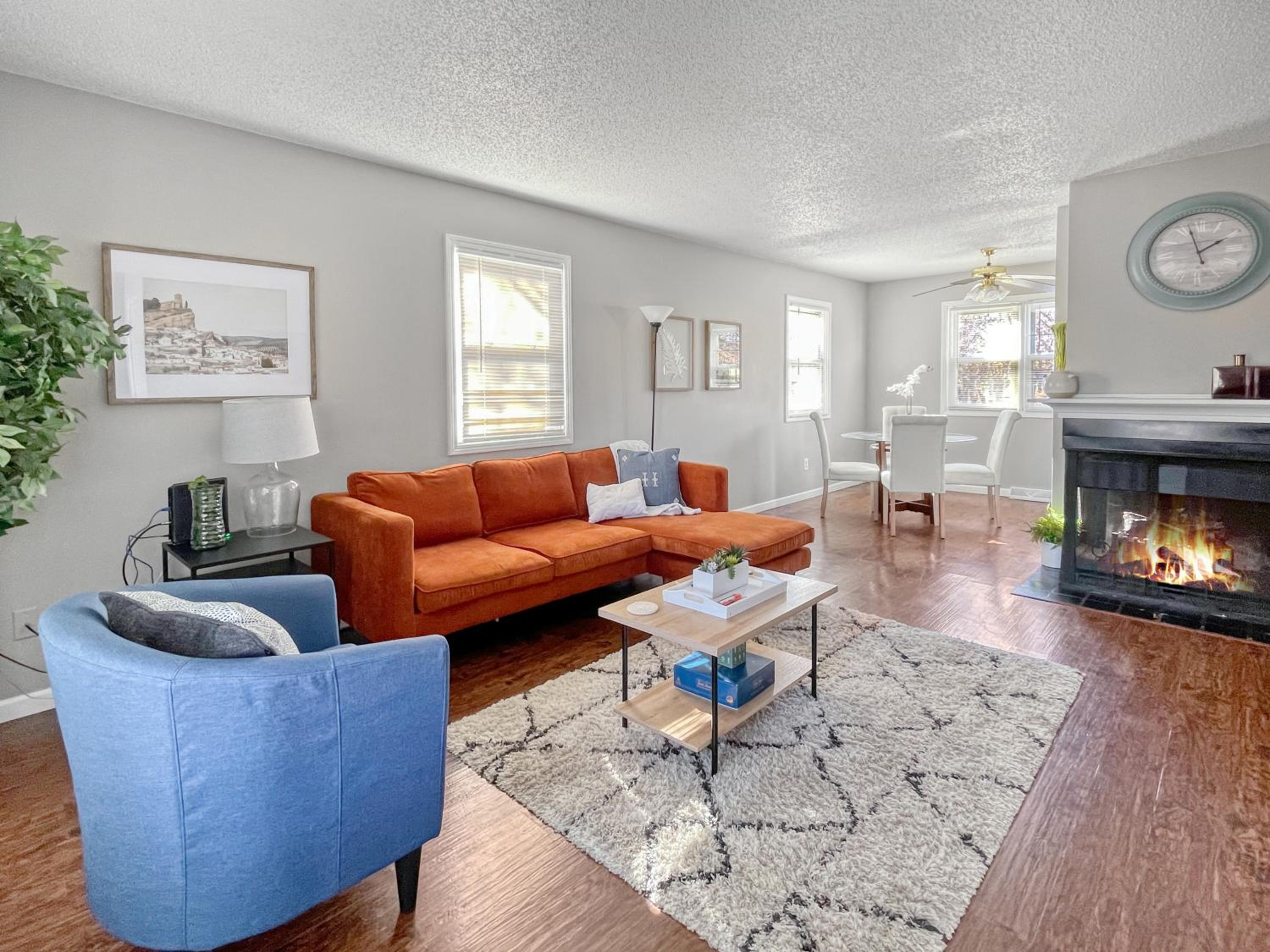 Des Moines Vacations - Gorgeous 2br Clive Duplex Wfireplace - Property Image 1