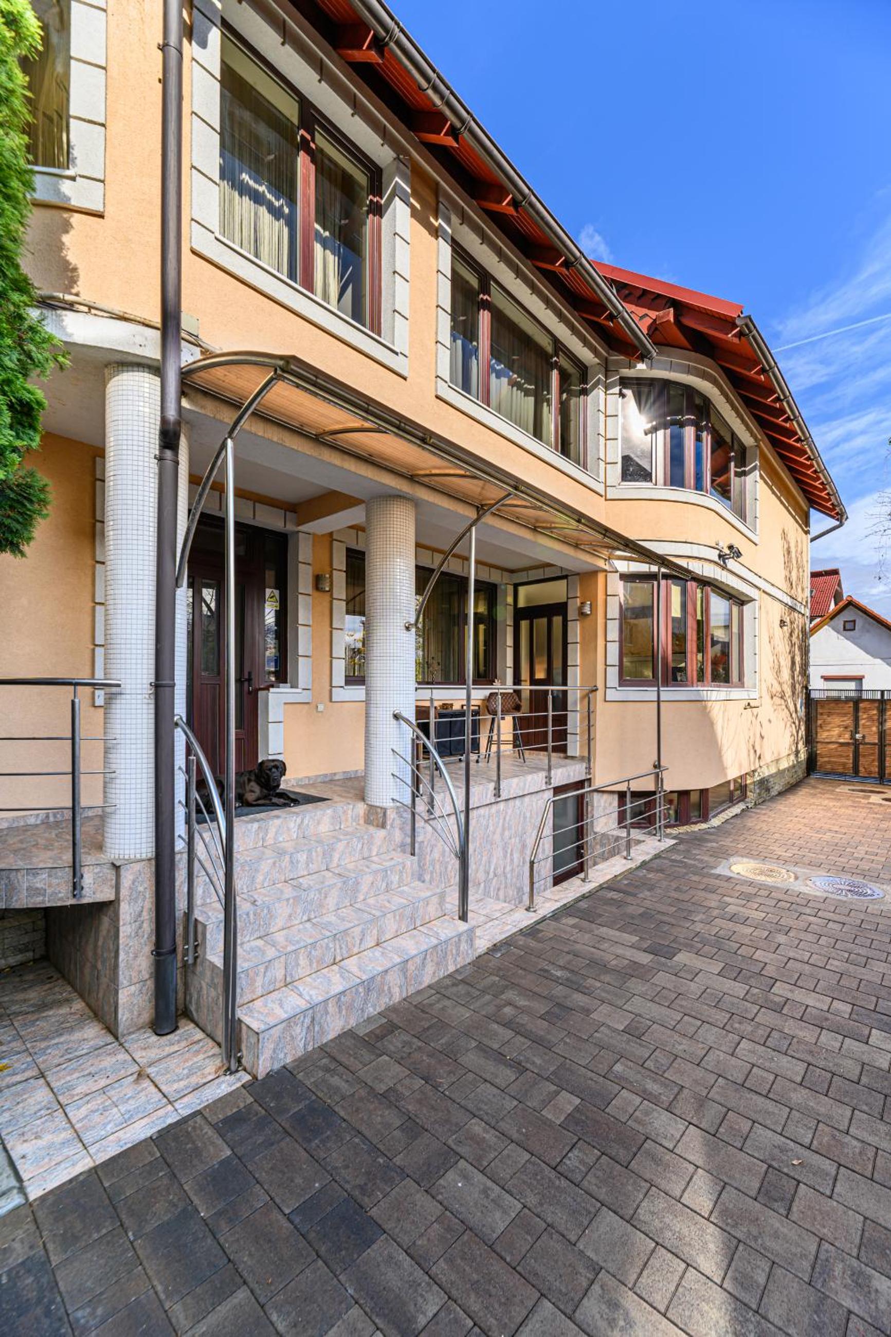 VILA NOMAD