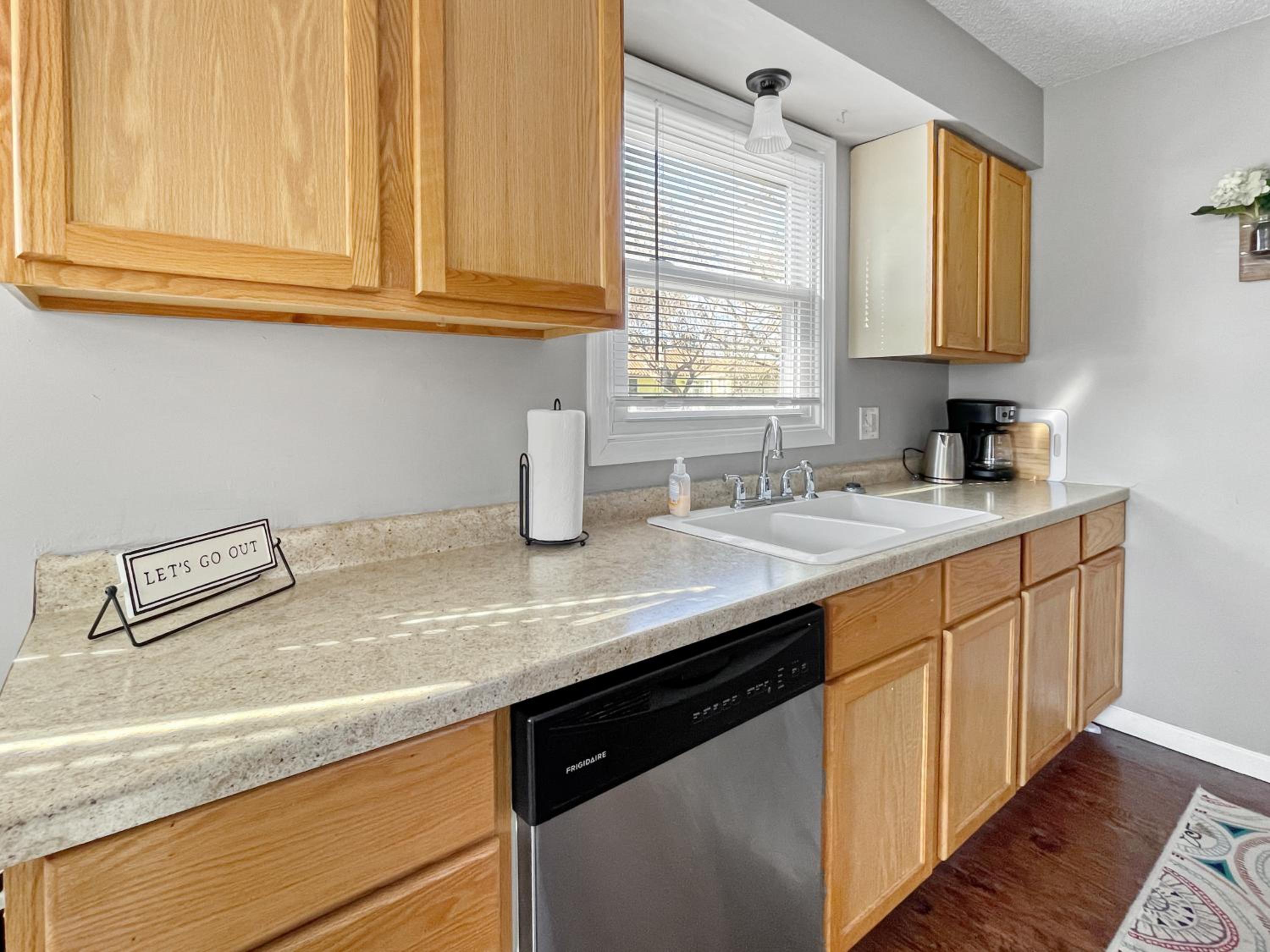 Des Moines Vacations - Gorgeous 2br Clive Duplex Wfireplace - Property Image 5